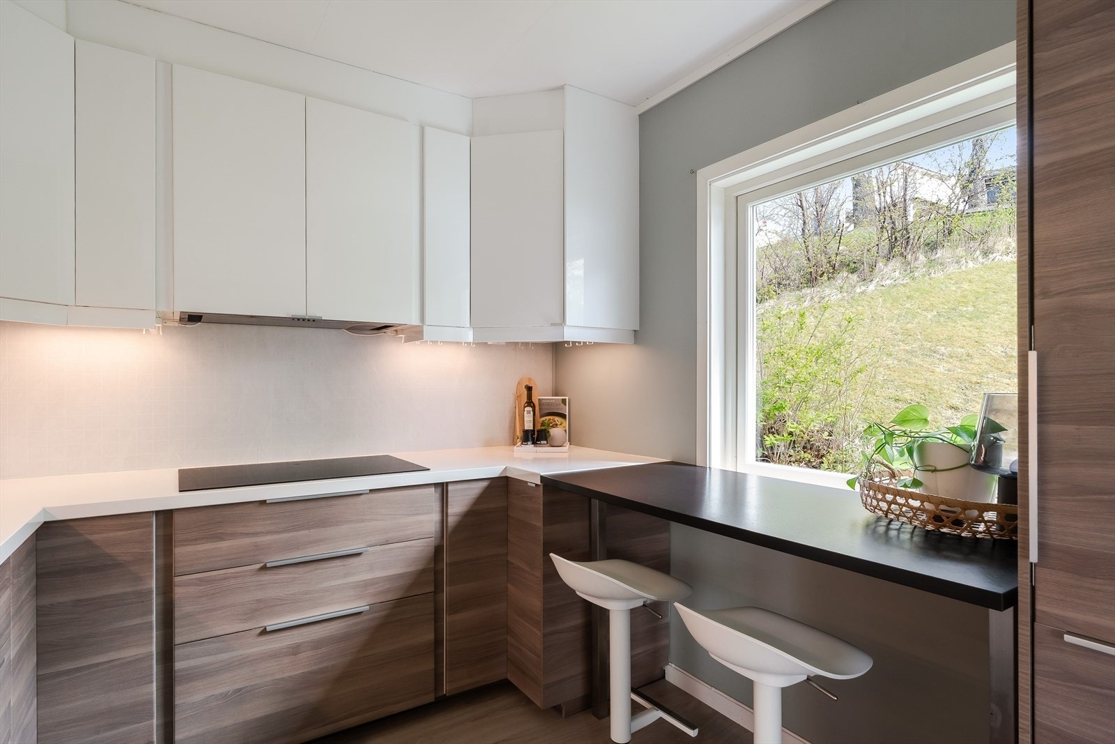 Ved vinduet er det i tillegg etablert en hyggelig sitteplass/barløsning, perfekt for frokost, kaffekopp eller som ekstra arbeidsflate i hverdagen. Galleribilde