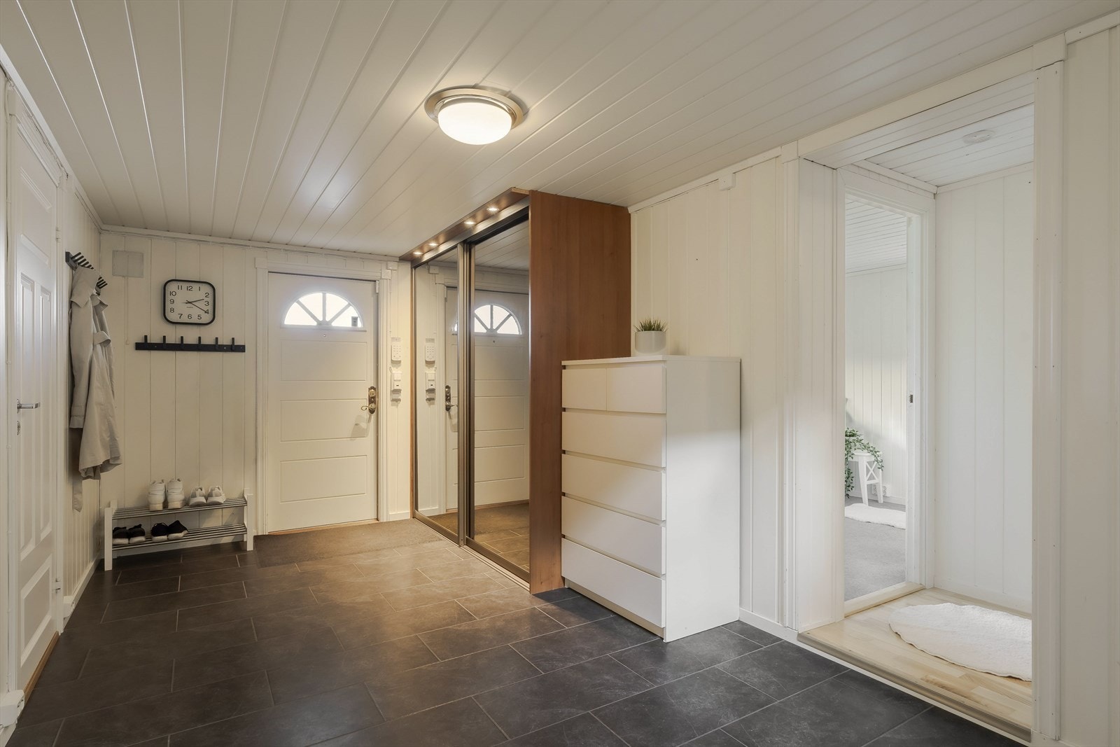 Planløsningen i sokkeletasjen suppleres av praktiske bodarealer og et separat toalettrom. Galleribilde