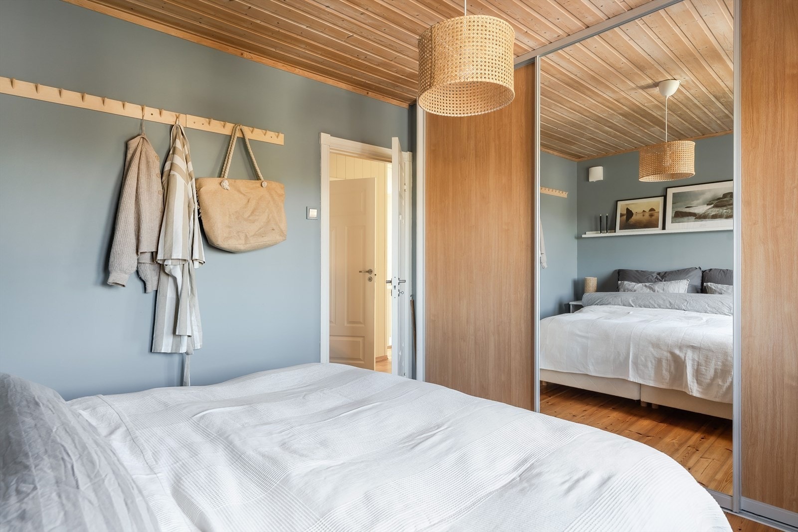 Rommet har god plass til dobbeltseng med nattbord, og de store speilfrontene på garderoben gir både rikelig oppbevaringsplass og en fin romfølelse. Galleribilde