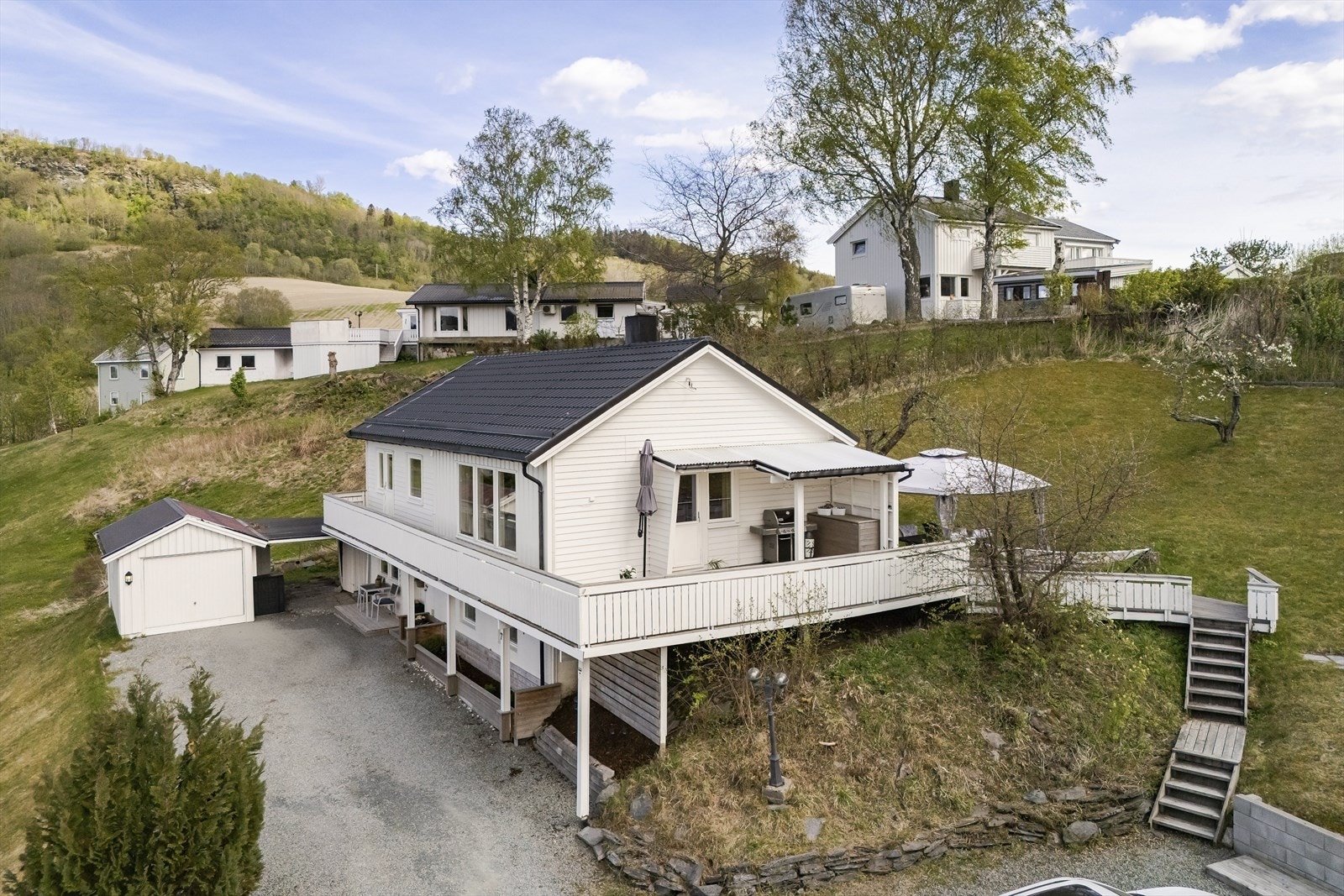 Det er gode bussforbindelser fra Buvika med ruter som går mot både Trondheim og Orkanger. Nærmeste holdeplass ligger i gang- eller sykkelavstand fra boligen, noe som gjør det enkelt å pendle til arbeid eller skole. Galleribilde