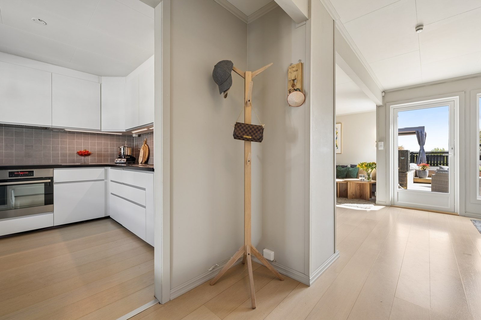 Fra gangen har man tilgang til køkken, toalettrom, vaskerom og stuen. Galleribilde