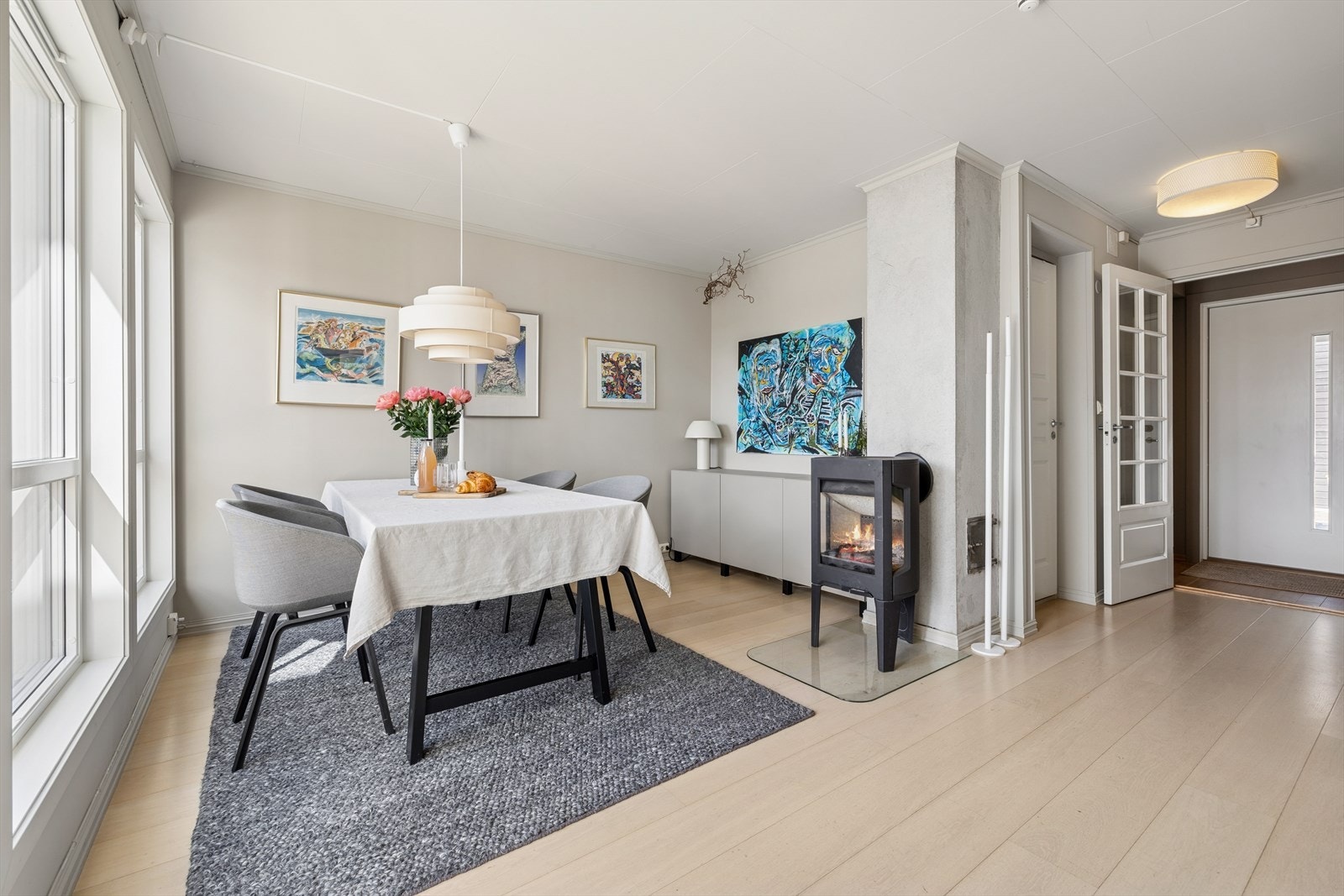 Romslig stue med mulighet for å møblere i flere soner. Galleribilde
