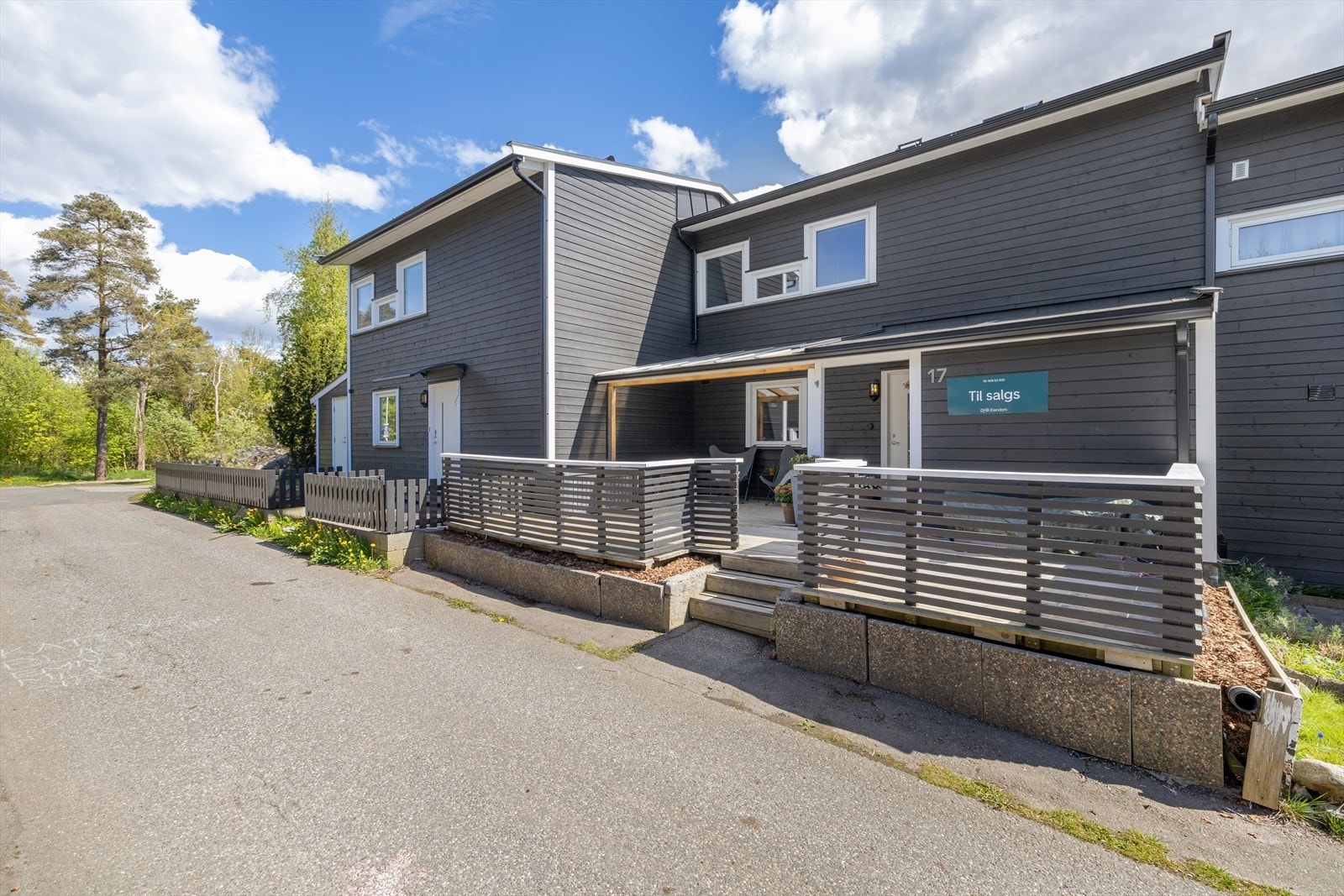 Godt med plass på forrsiden av boligen. Galleribilde