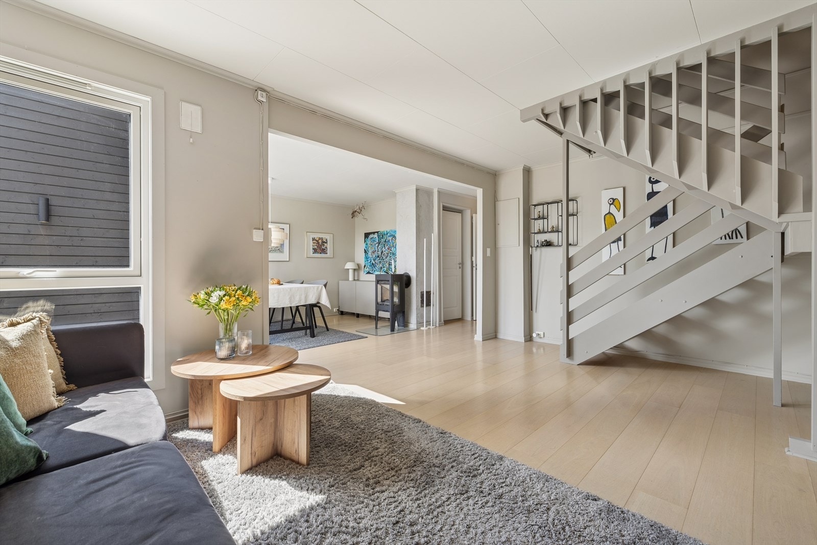 Lyst og luftig med store vinduer. Galleribilde