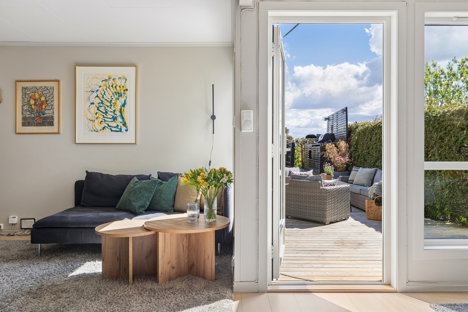 Fra stuen har man tilgang til stor og meget fin uteplass på baksiden av boligen Galleribilde
