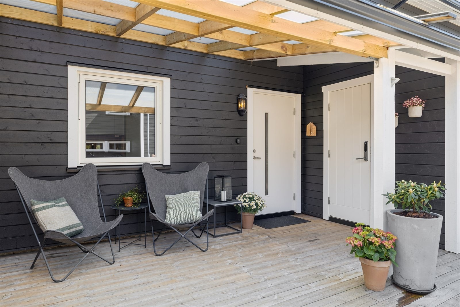 Hyggelig inngangsparti med stor terrasse samt tilgang til uteboden. Galleribilde