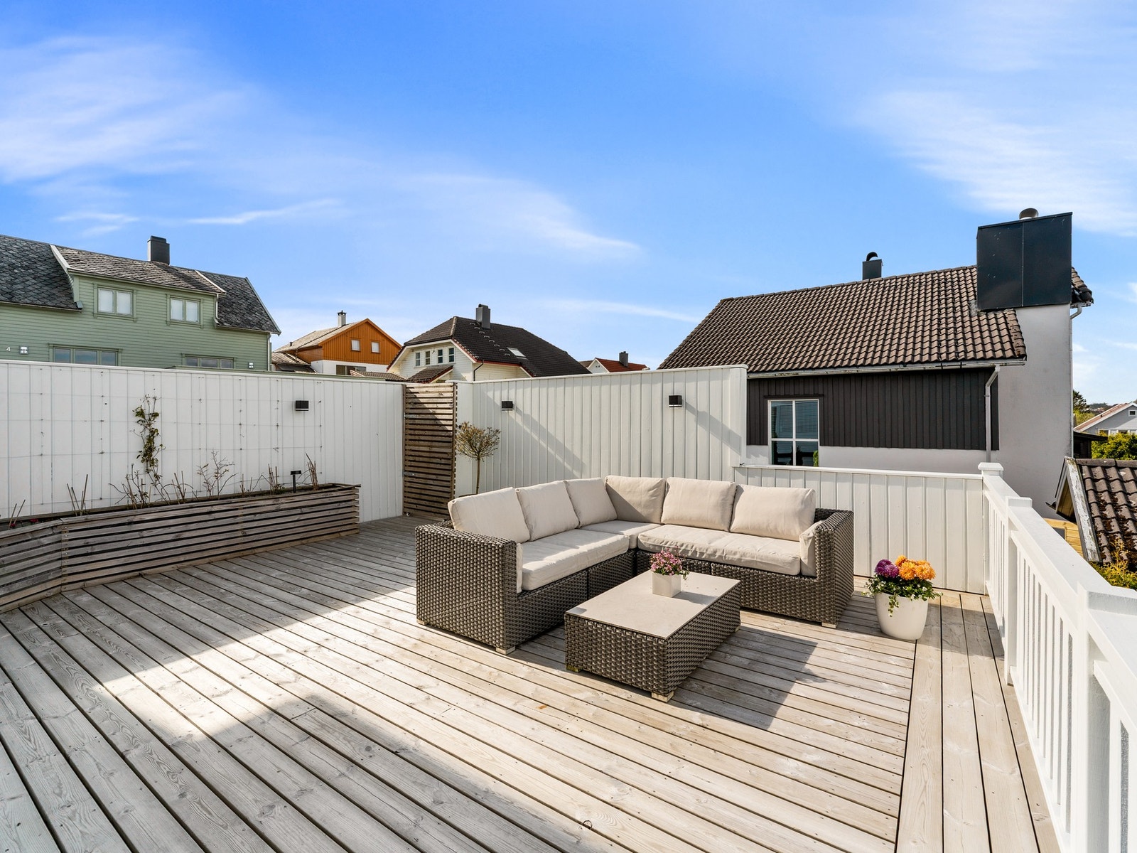 Fra stuen har man utgang til boligens flotte uteområde. Galleribilde
