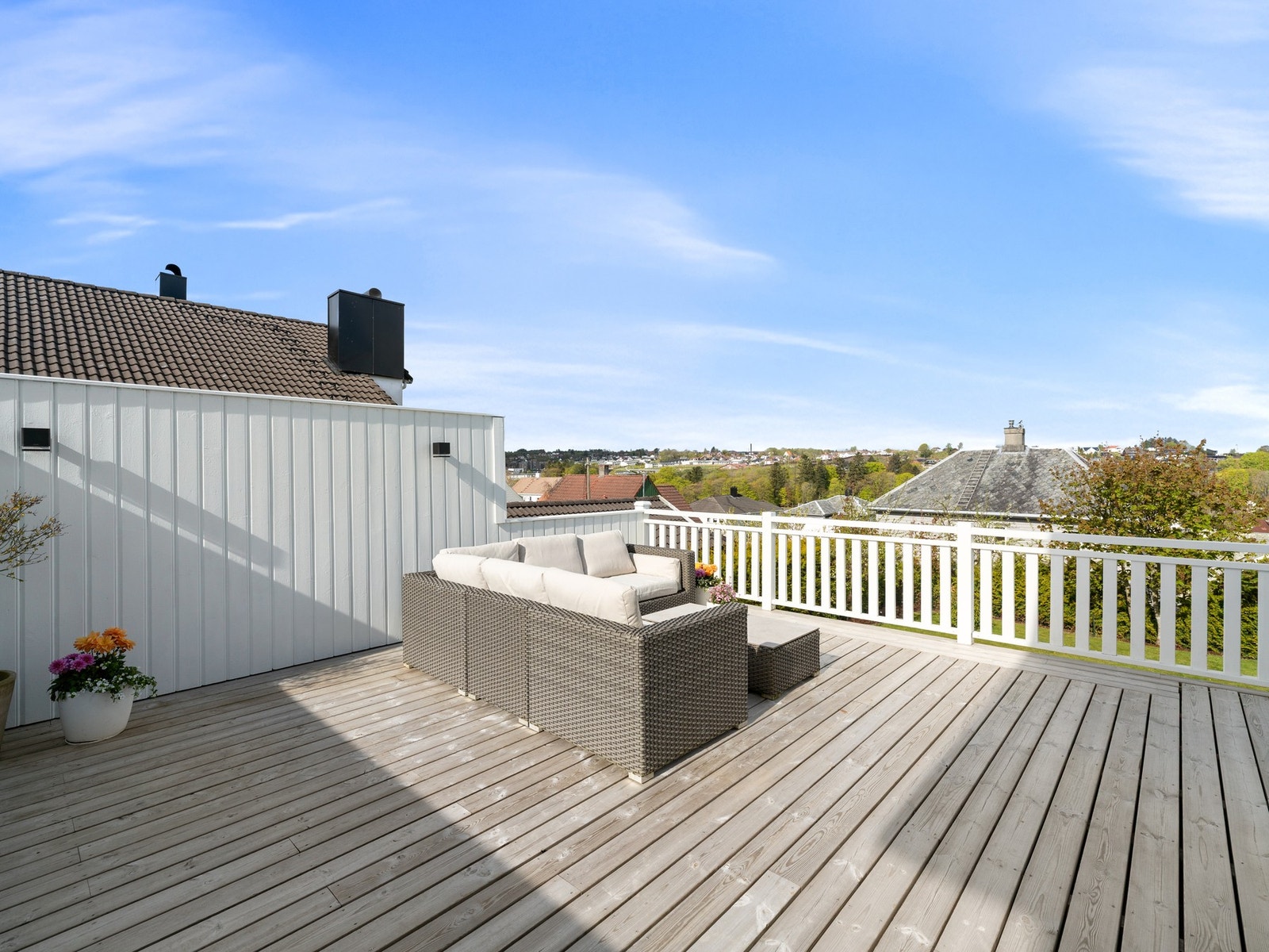 Terrassen er av god størrelse som gir rom for å møblere i flere soner. Galleribilde