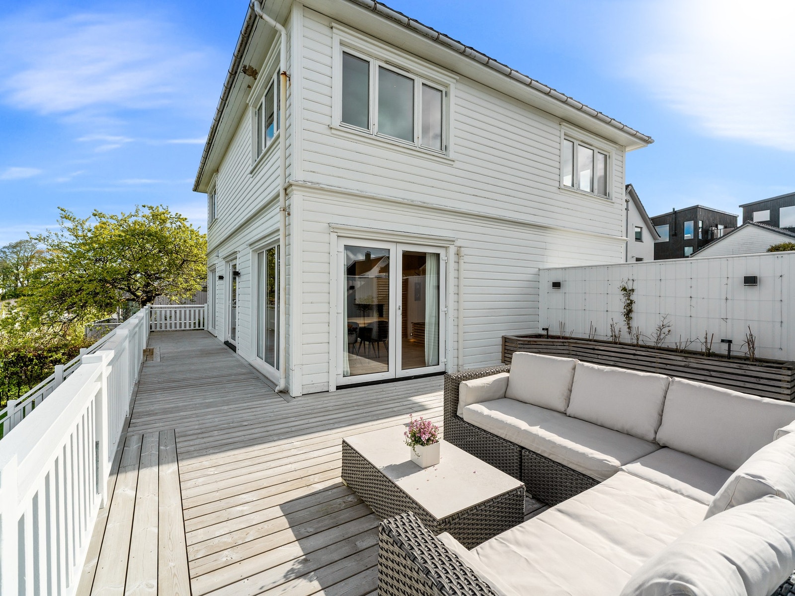 Frister det å nyte måltidene ute i frisk luft, er det kort vei fra kjøkkenet til uteområdet. Galleribilde
