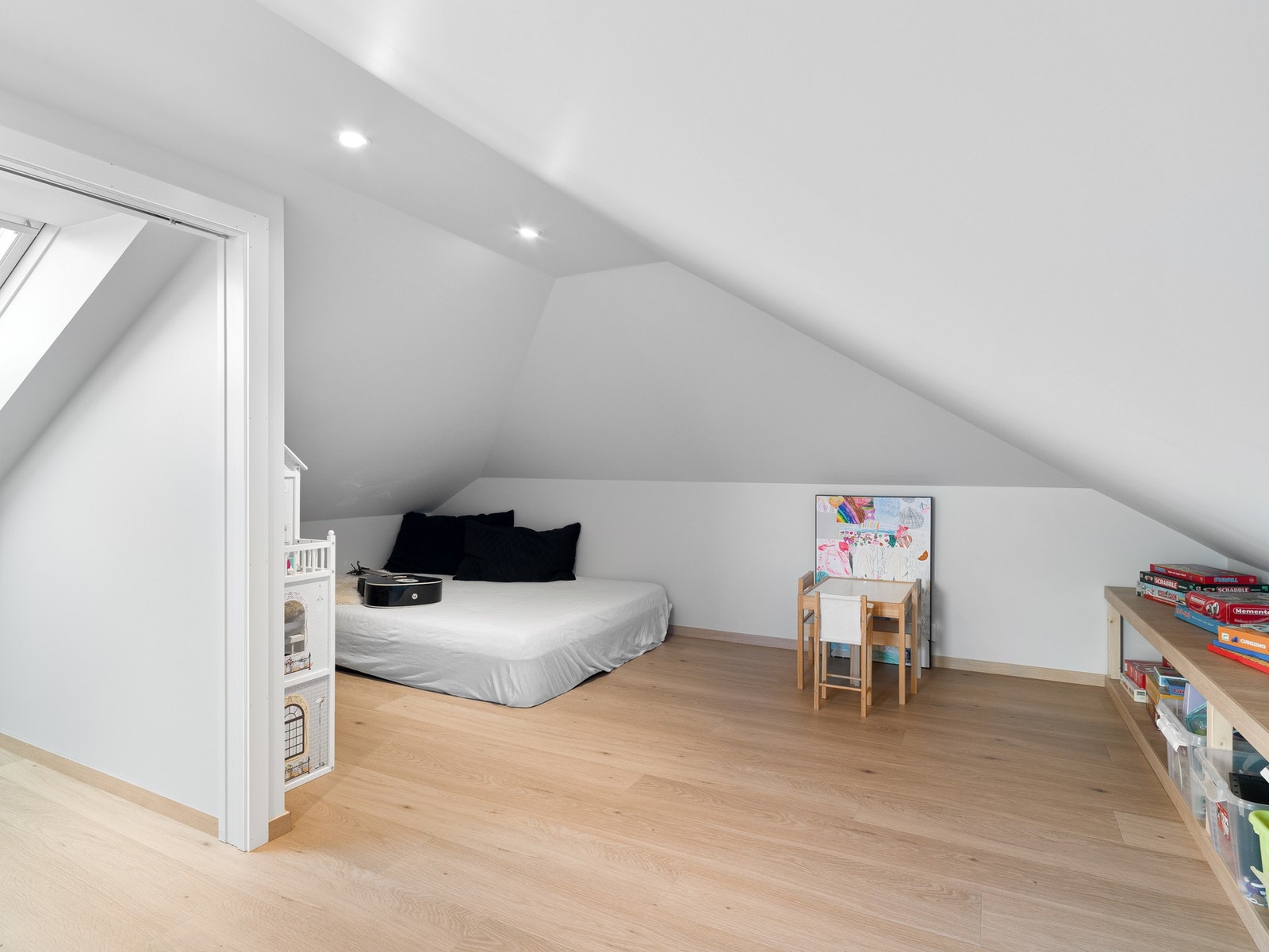 Loftet er i dag innredet som en ekstra stue. Galleribilde