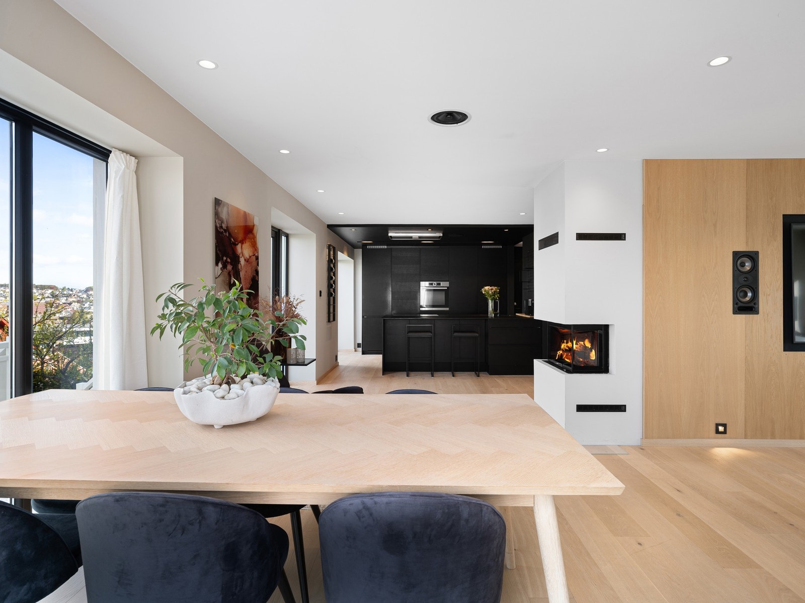 En åpen og sosial planløsning, perfekt for samvær og middager i hyggelige omgivelser. Galleribilde