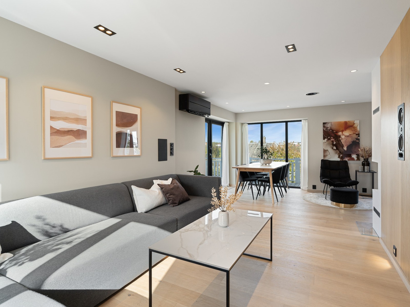 Rommet er i dag innredet med både sofagruppe, TV-løsning og spisebord. Galleribilde