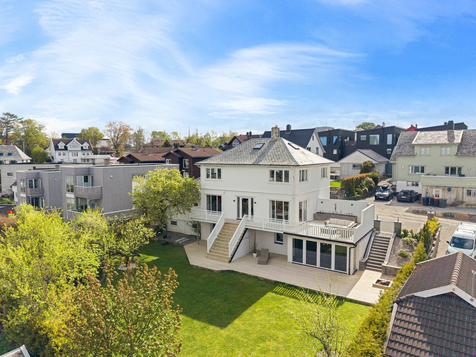Innholdsrik bolig med praktisk planløsning og gjennomgående standard. Galleribilde