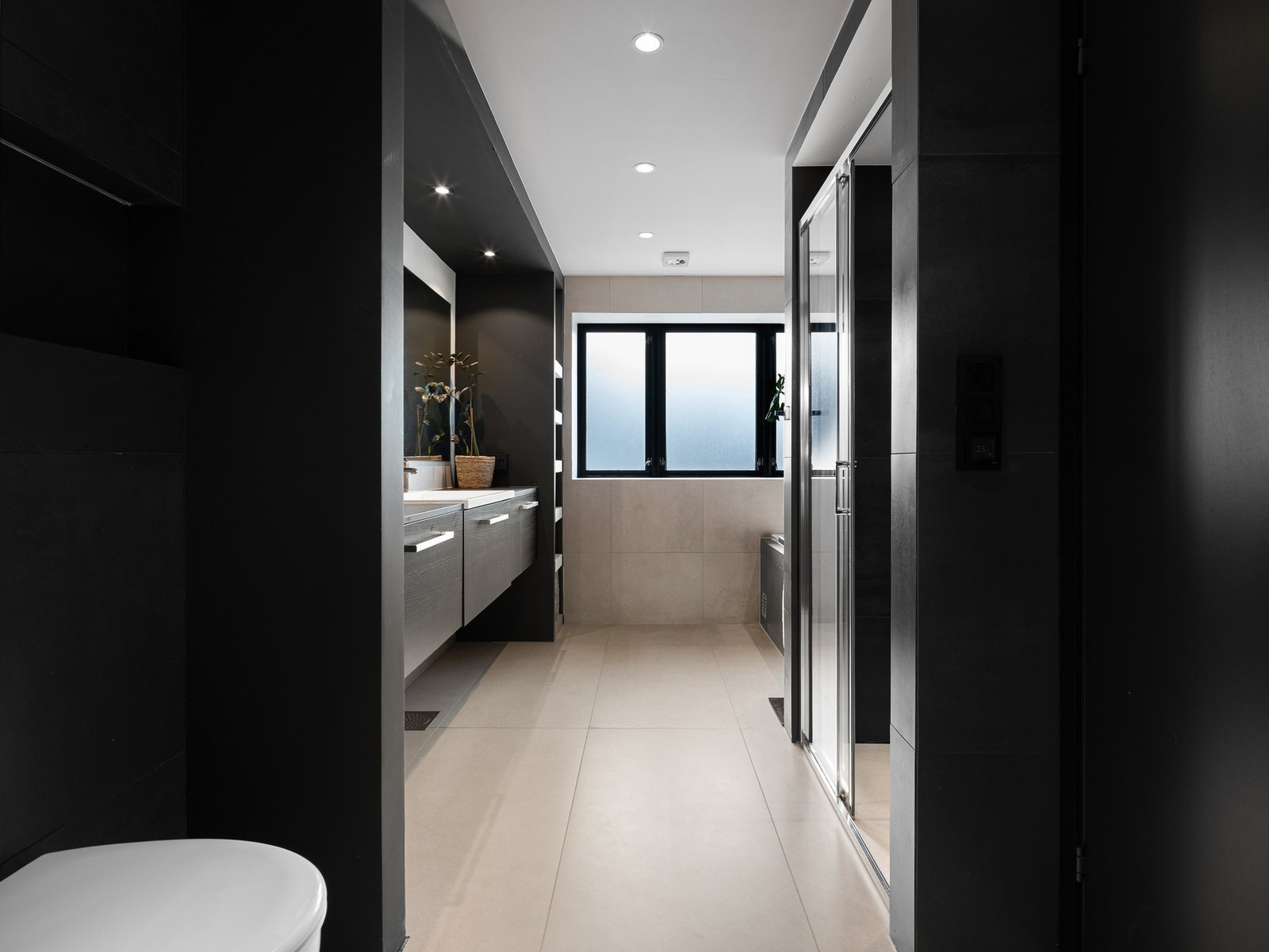 Badet i 2. etasje har flislagt gulv og vegger med en kombinasjon av fliser og malte flater. Galleribilde