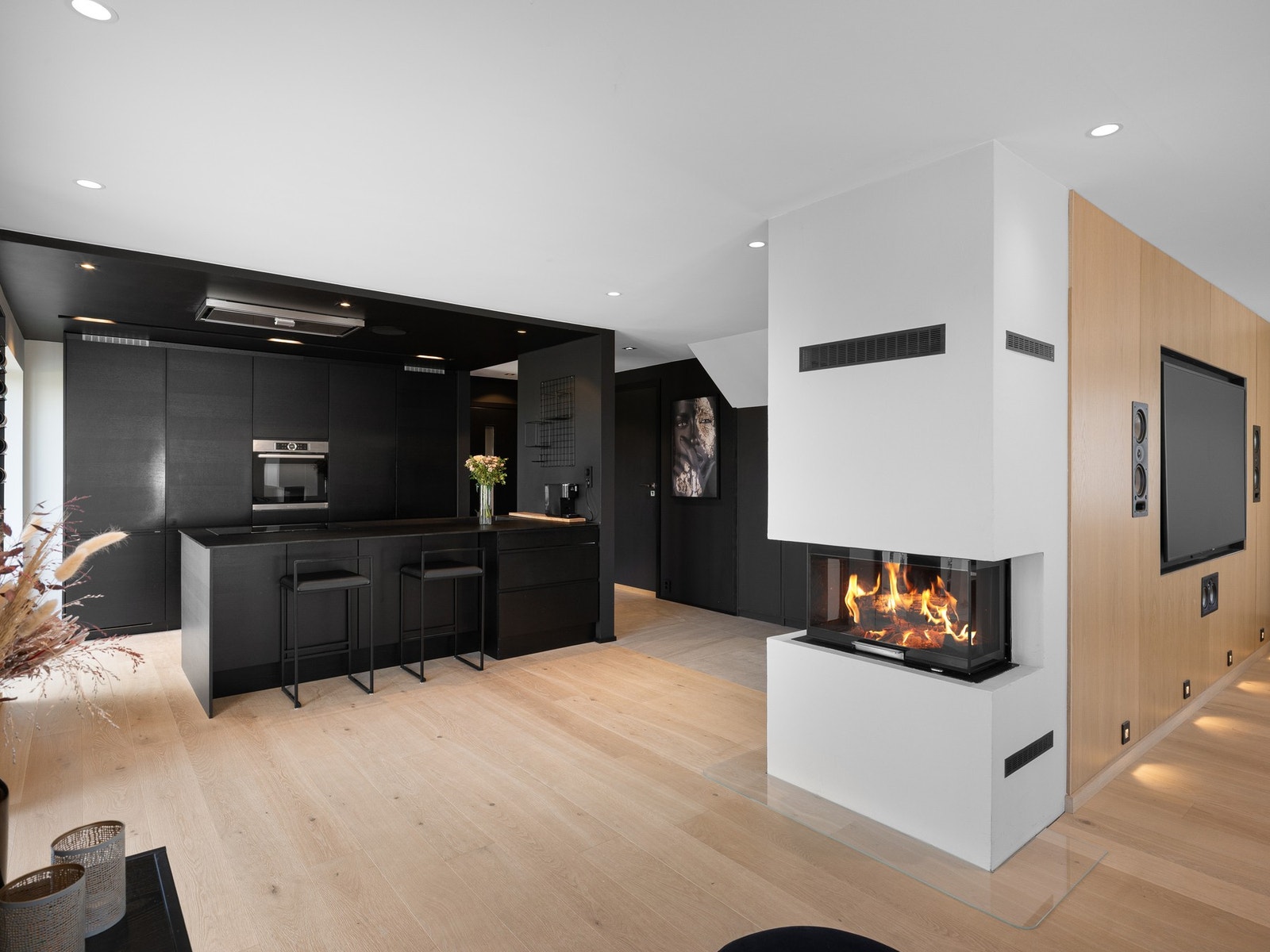 Boligen har et moderne kjøkken fra Designa med stilren innredning. Galleribilde