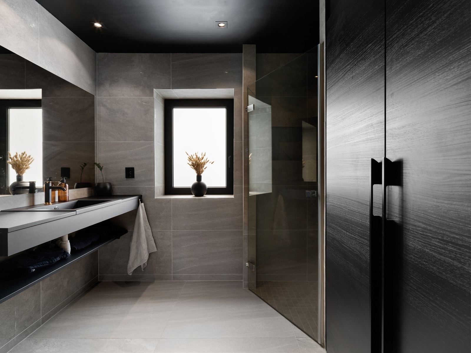 Badet i 1. etasje har flislagt gulv samt vegger med kombinasjon av fliser og malte overflater. Galleribilde