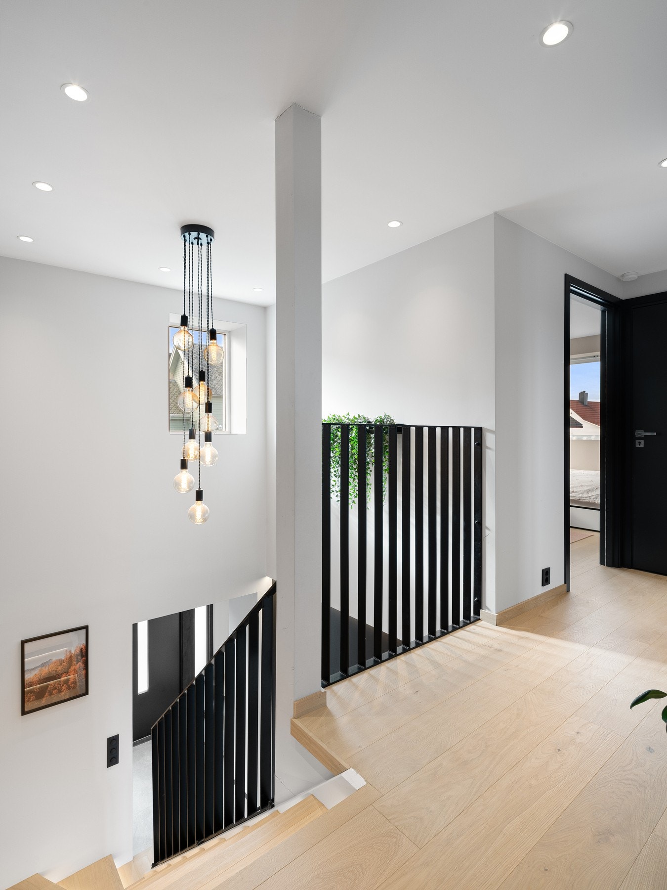 Fra entréen leder trappen opp til boligens 2. etasje. Galleribilde