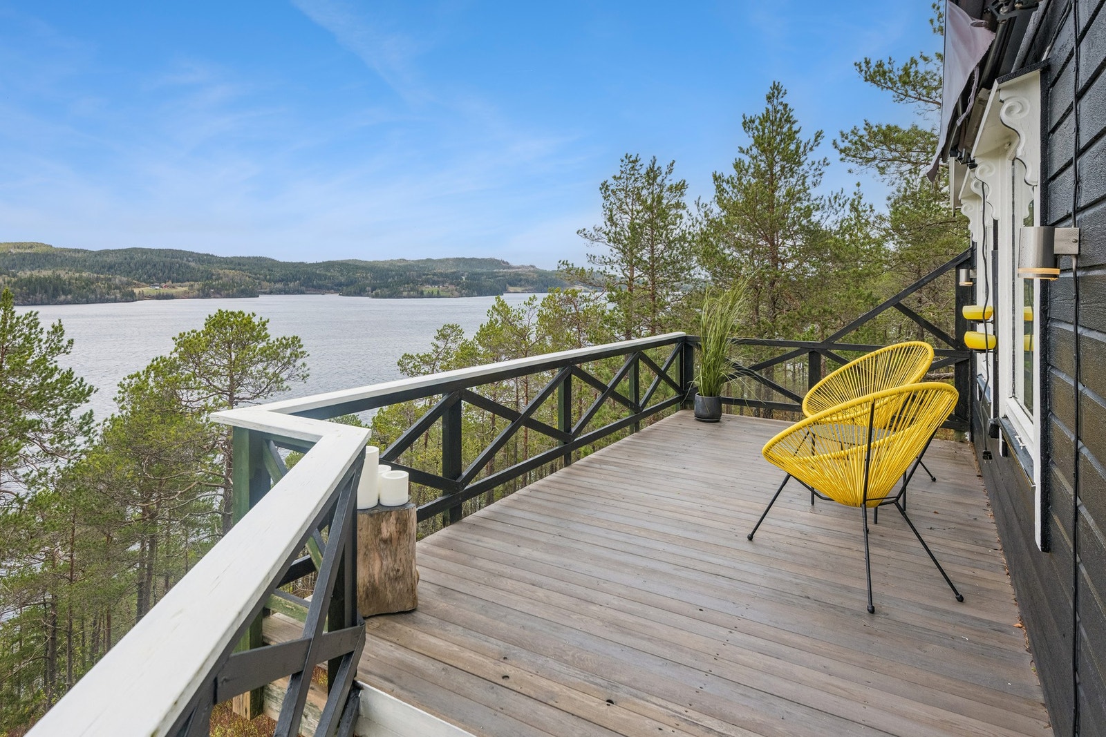 Terrassen er på hele 62 kvm og ligger fint rundt byggene. Her har man god plass til å etablere ulike soner. Galleribilde