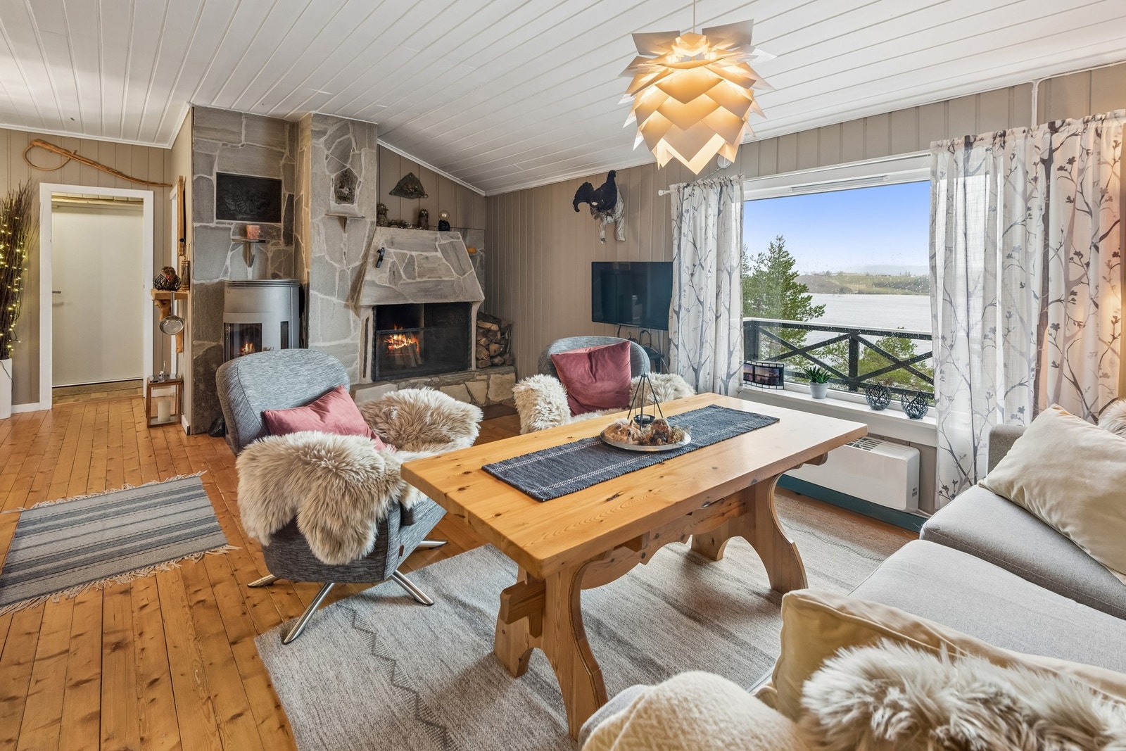 Lys og hyggelig stue med flott utsikt. Galleribilde