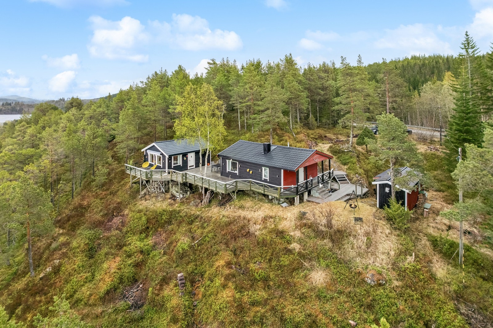 Trivelig hytte med flott utsikt over vakre Hoklingen. Galleribilde