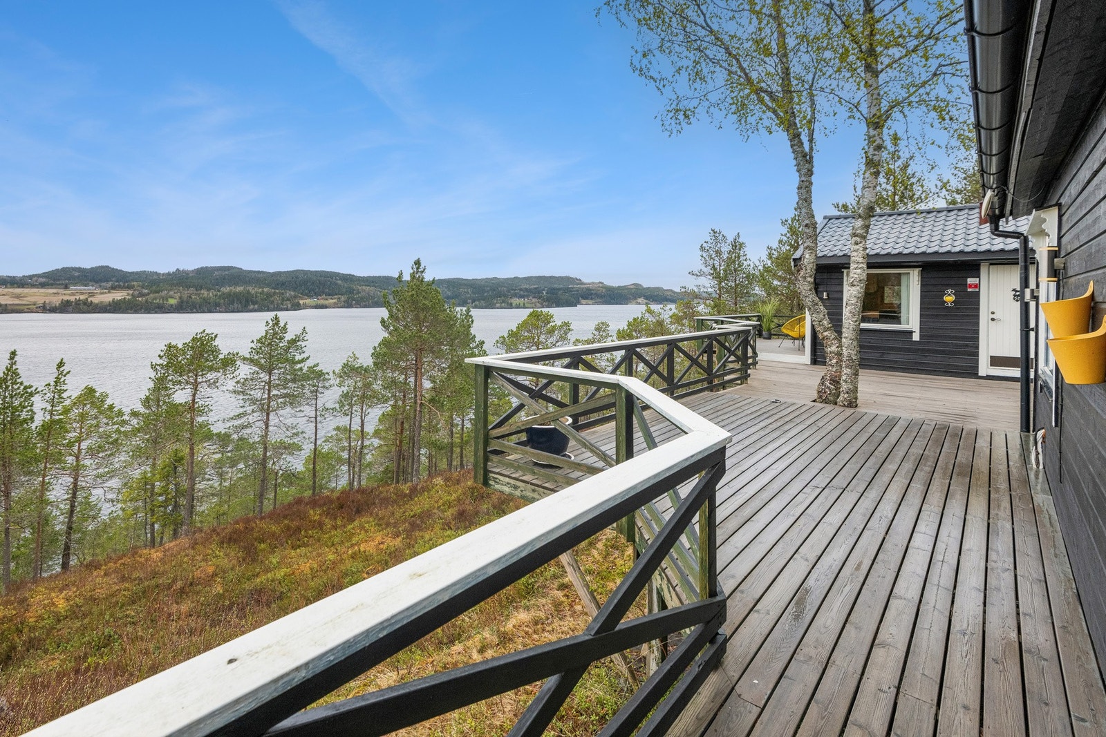 Ved hytta ligger det et tilhørende anneks med adkomst via terrasse. Galleribilde