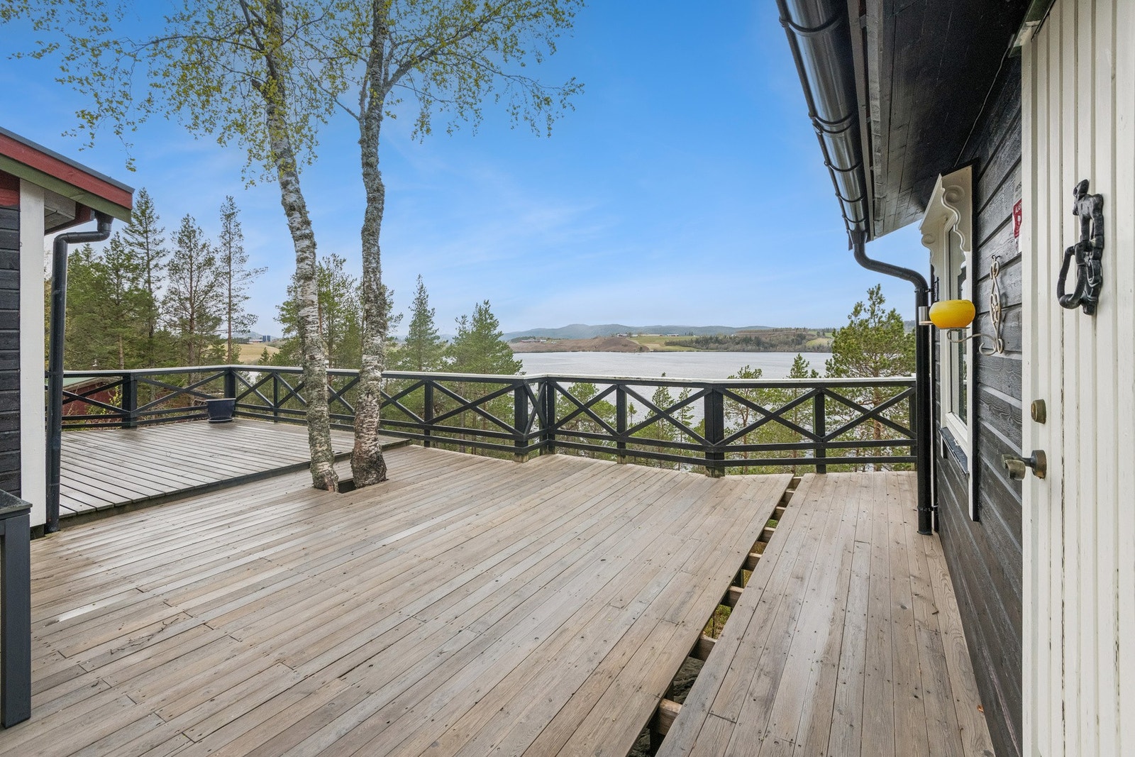Romslig terrasse rundt hytta med gode solforhold og fantastisk utsikt. Galleribilde