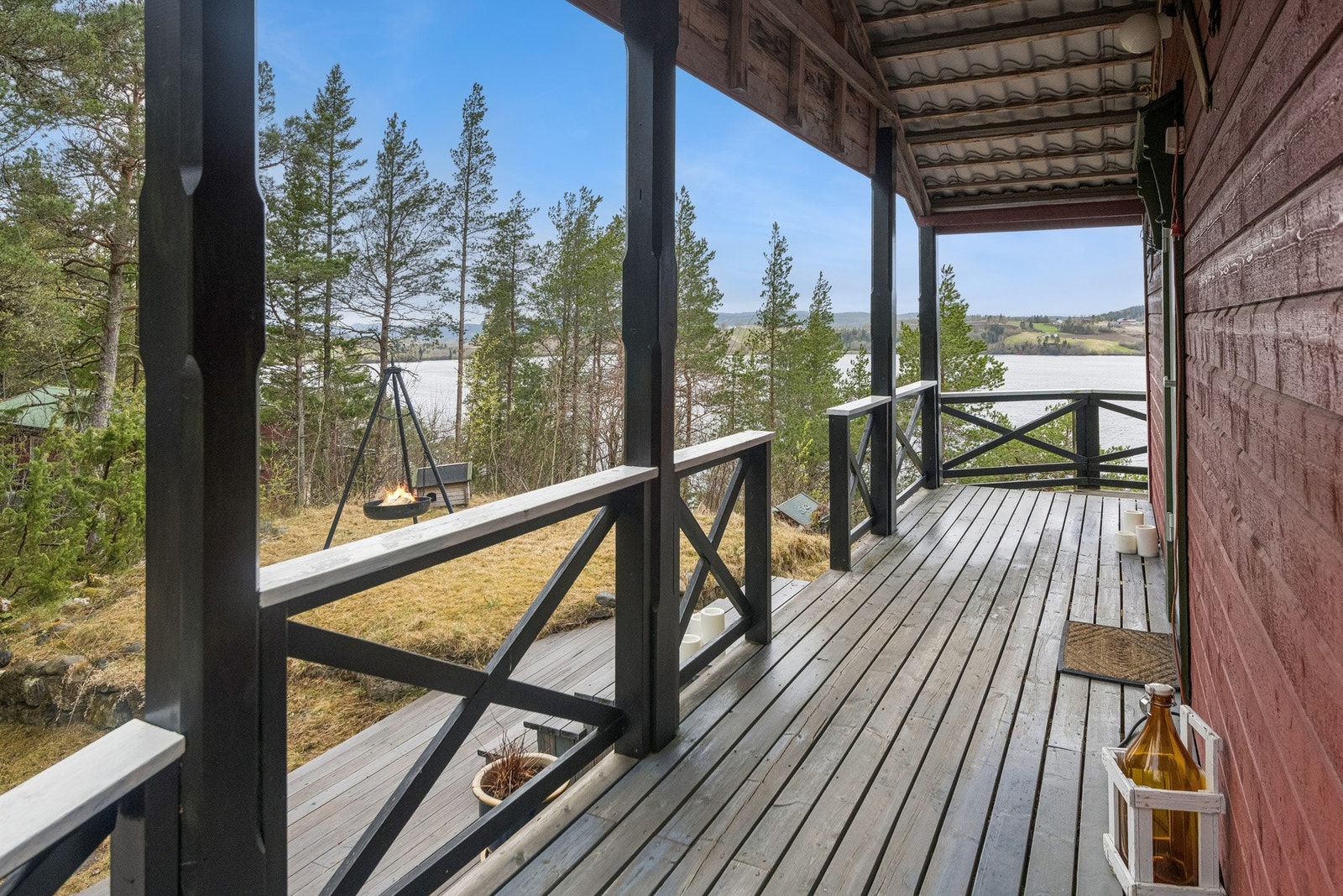 Flere trivelige uteplasser rundt hytta. Galleribilde