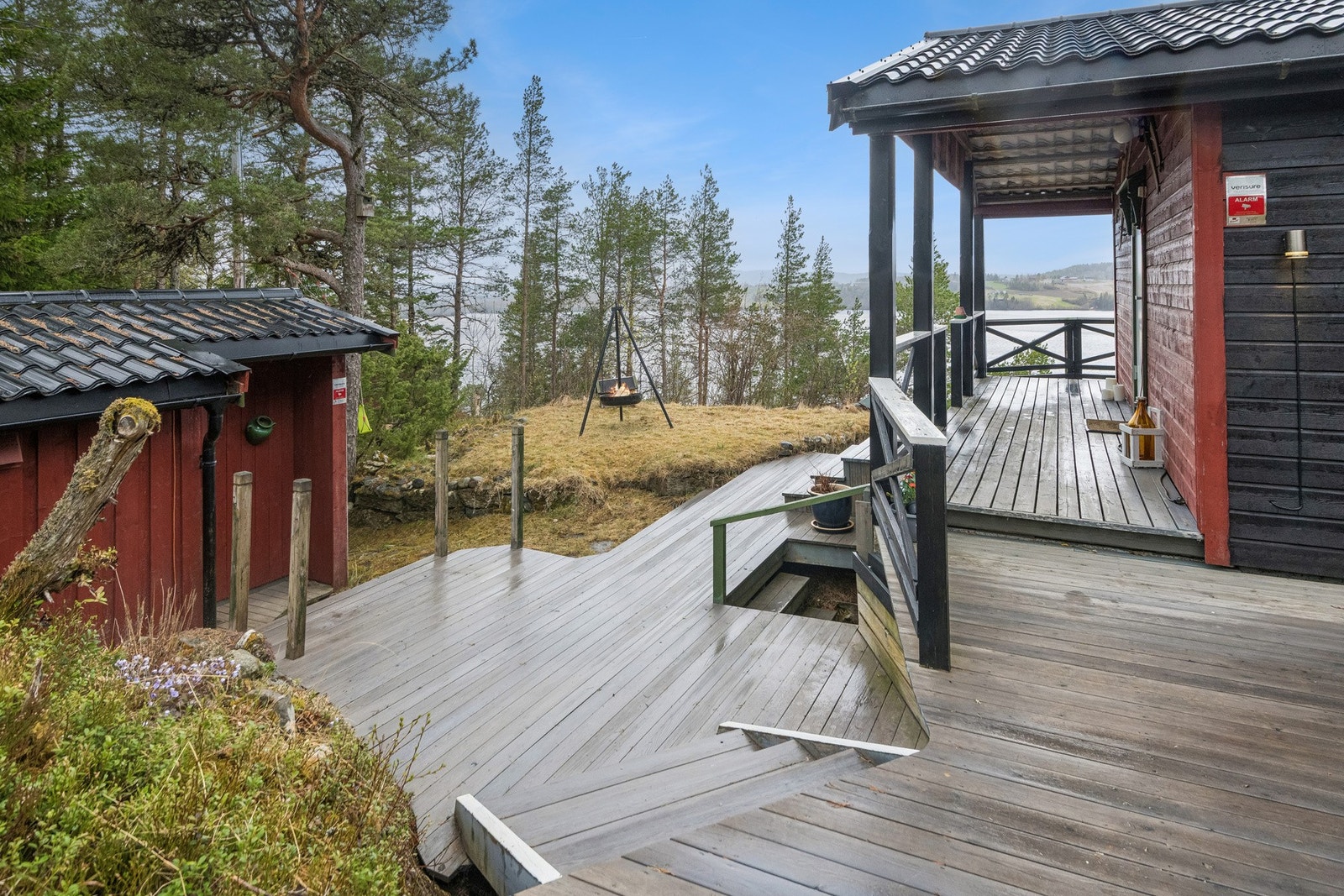 Praktisk uthus ved hytta med god lagringsplass og utedo. Galleribilde