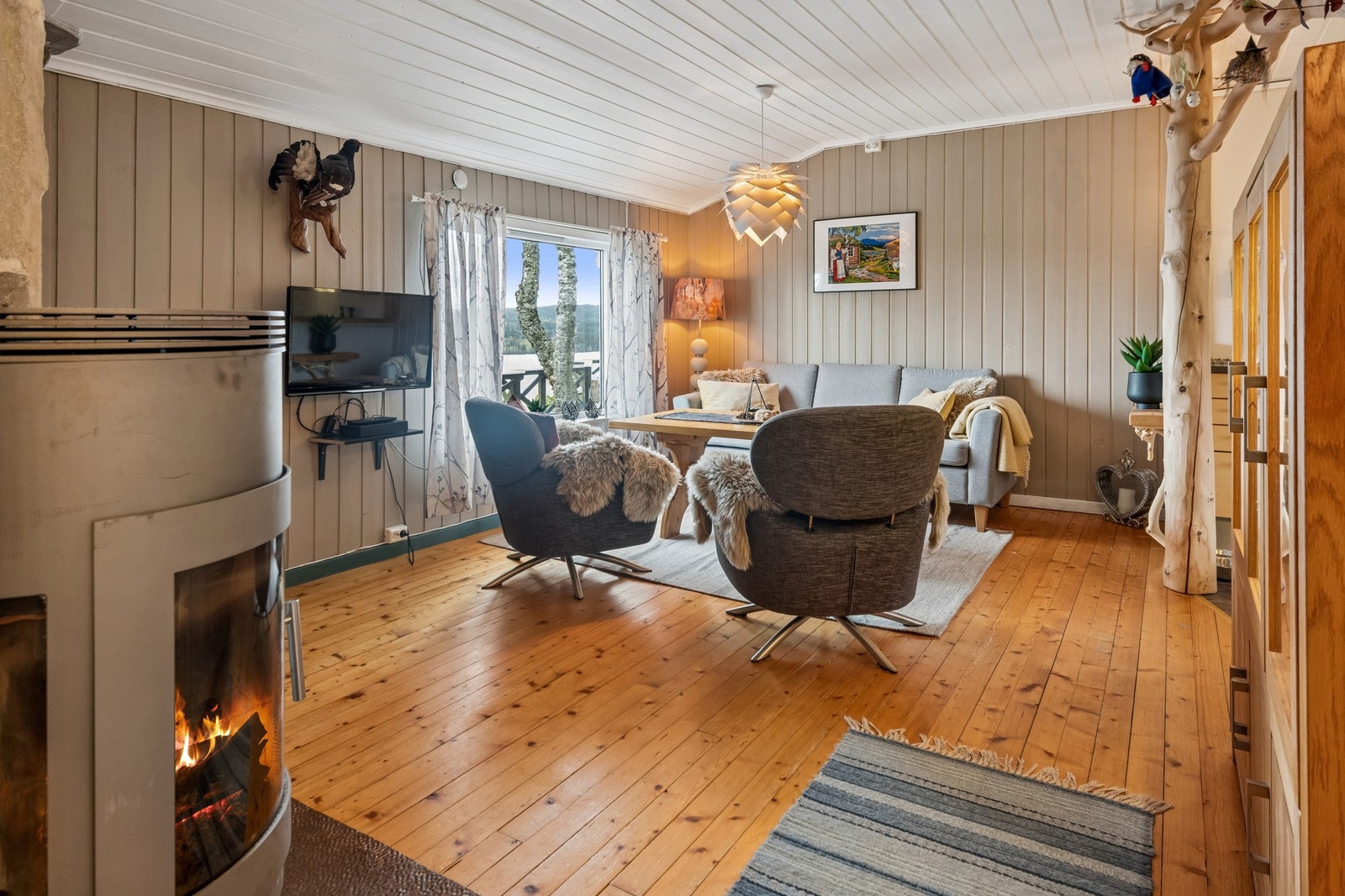 Hytte varmes opp med strøm og vedfyring. Det er etablert en luft til luft varmepumpe på stuen. Galleribilde