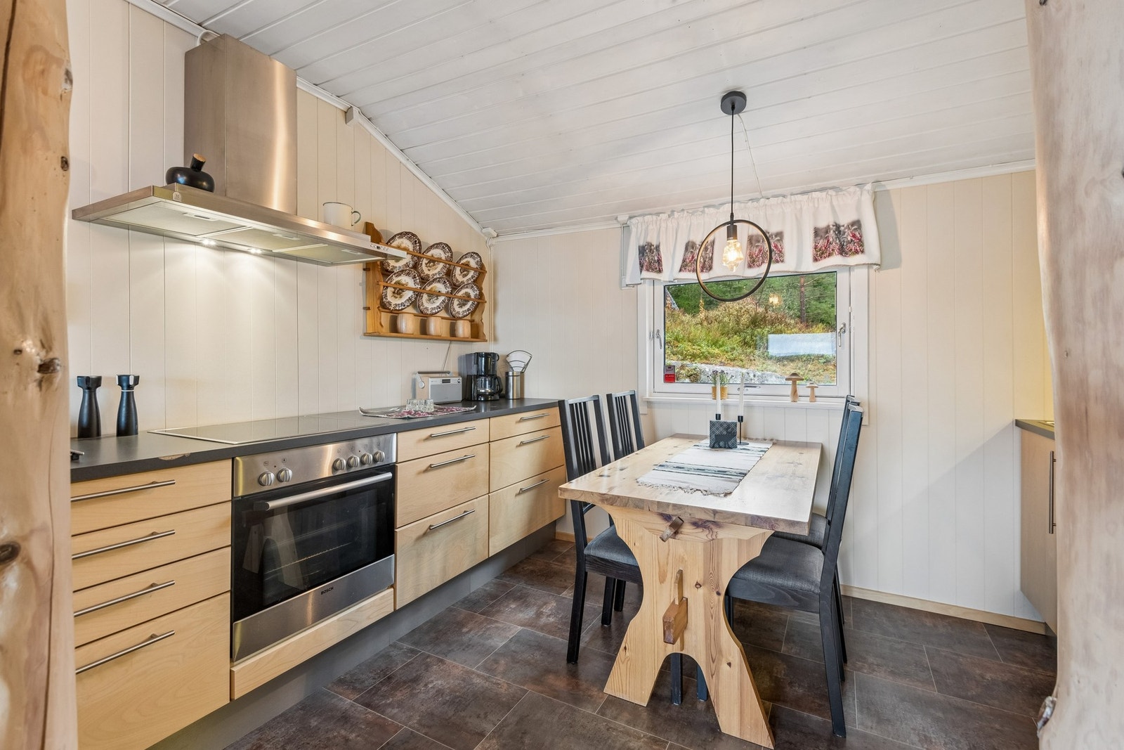 På kjøkkenet er det godt med skap- og benkeplass. Galleribilde