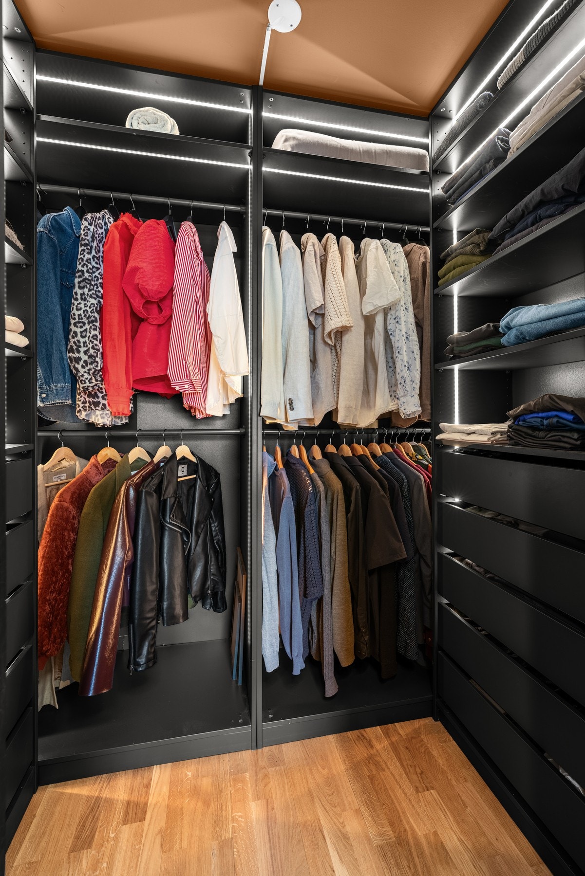 Herfra er det direkte adkomst til en walk-in closet med delikat innredning og gode oppbevaringsmuligheter. Galleribilde