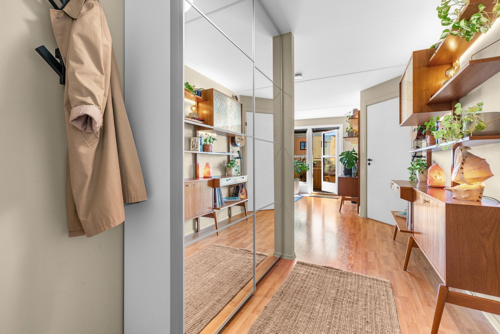 Entréen er innredet med skyvedørsgarderobe, samtidig som det er plass til ytterligere entrémøblement dersom ønskelig. Galleribilde