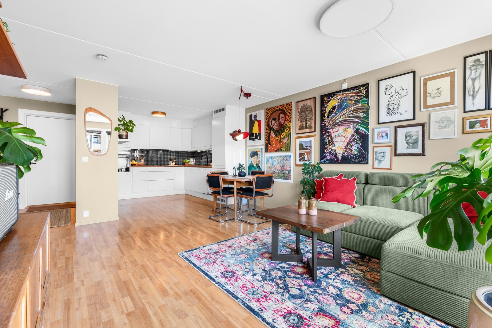 Her er det god plass til både spisebord, sofagruppe og mediemøblement. Galleribilde