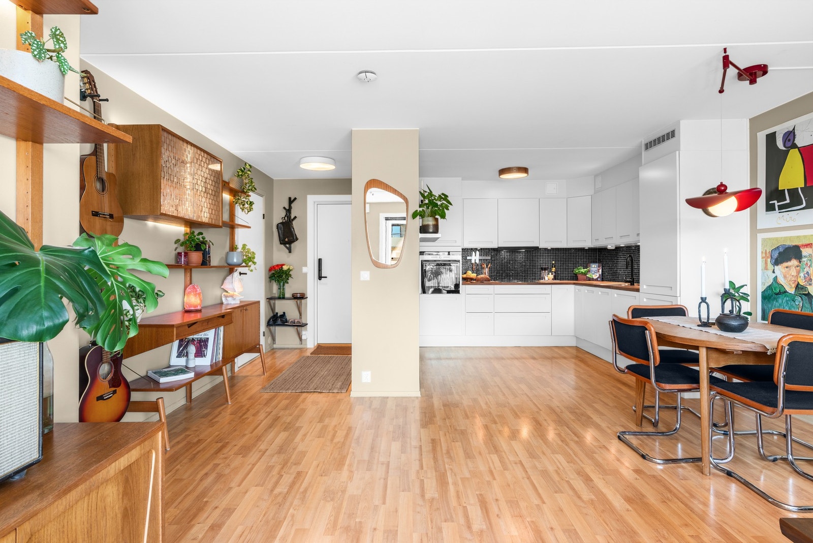 Stuen har en åpen og sosial kjøkkenløsning med tidløst, lyst design. Galleribilde