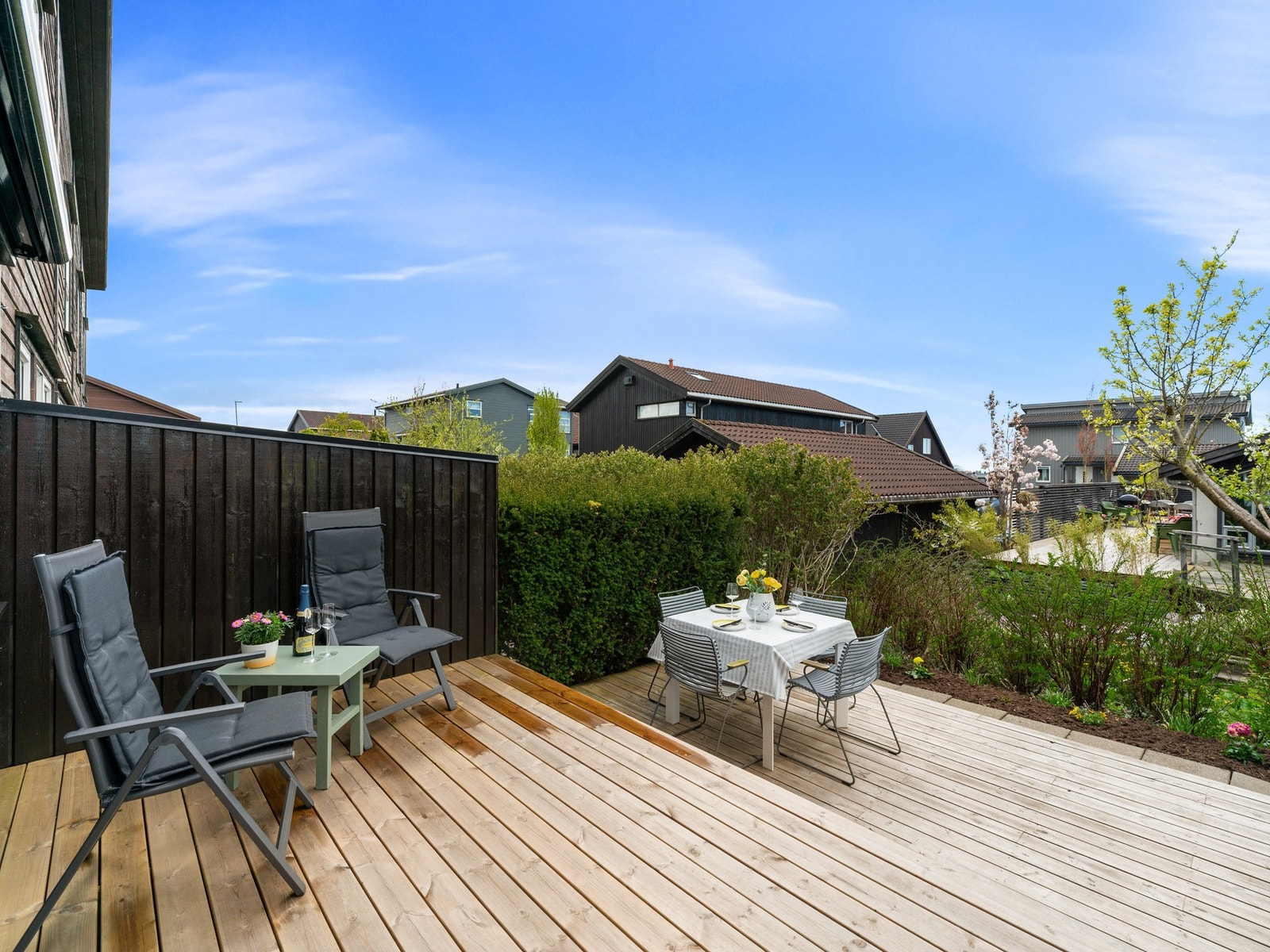 Terrassen er romslig med god plass til hagemøbler og grill. Galleribilde