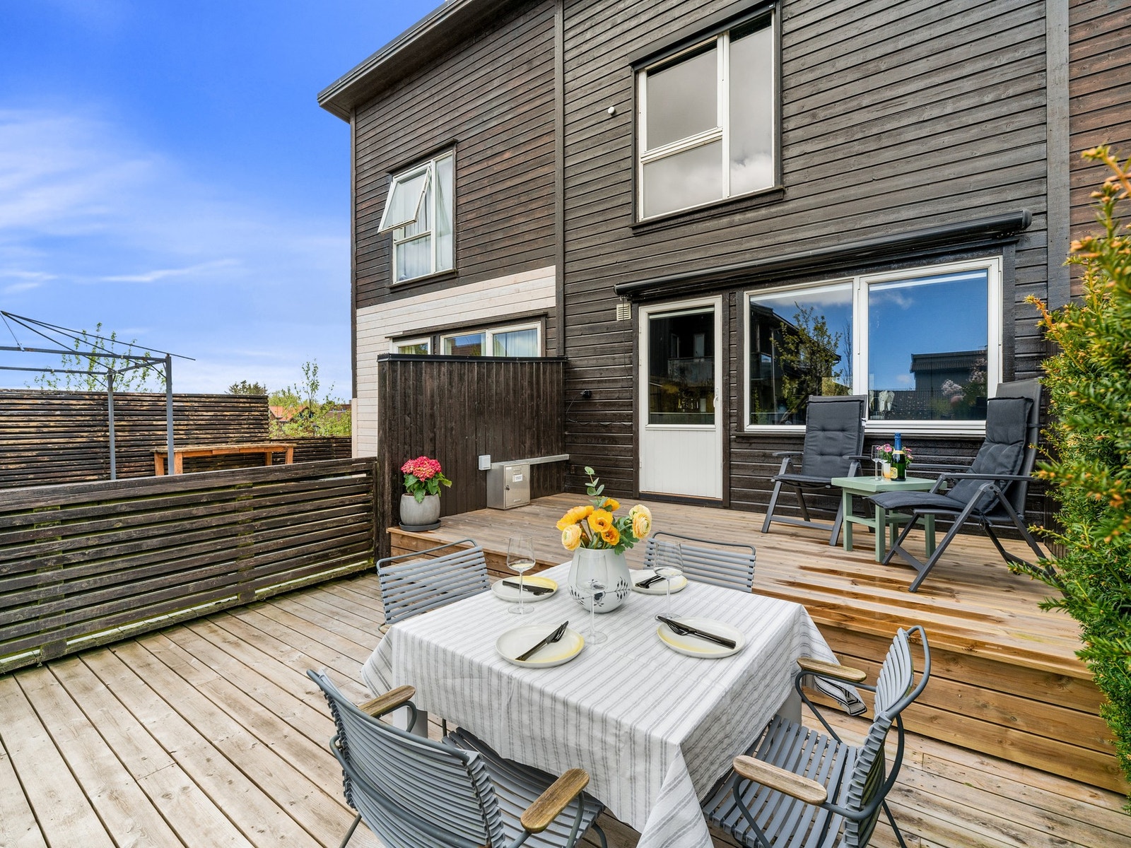 Fra kjøkkenet er det utgang til en solrik terrasse. Galleribilde