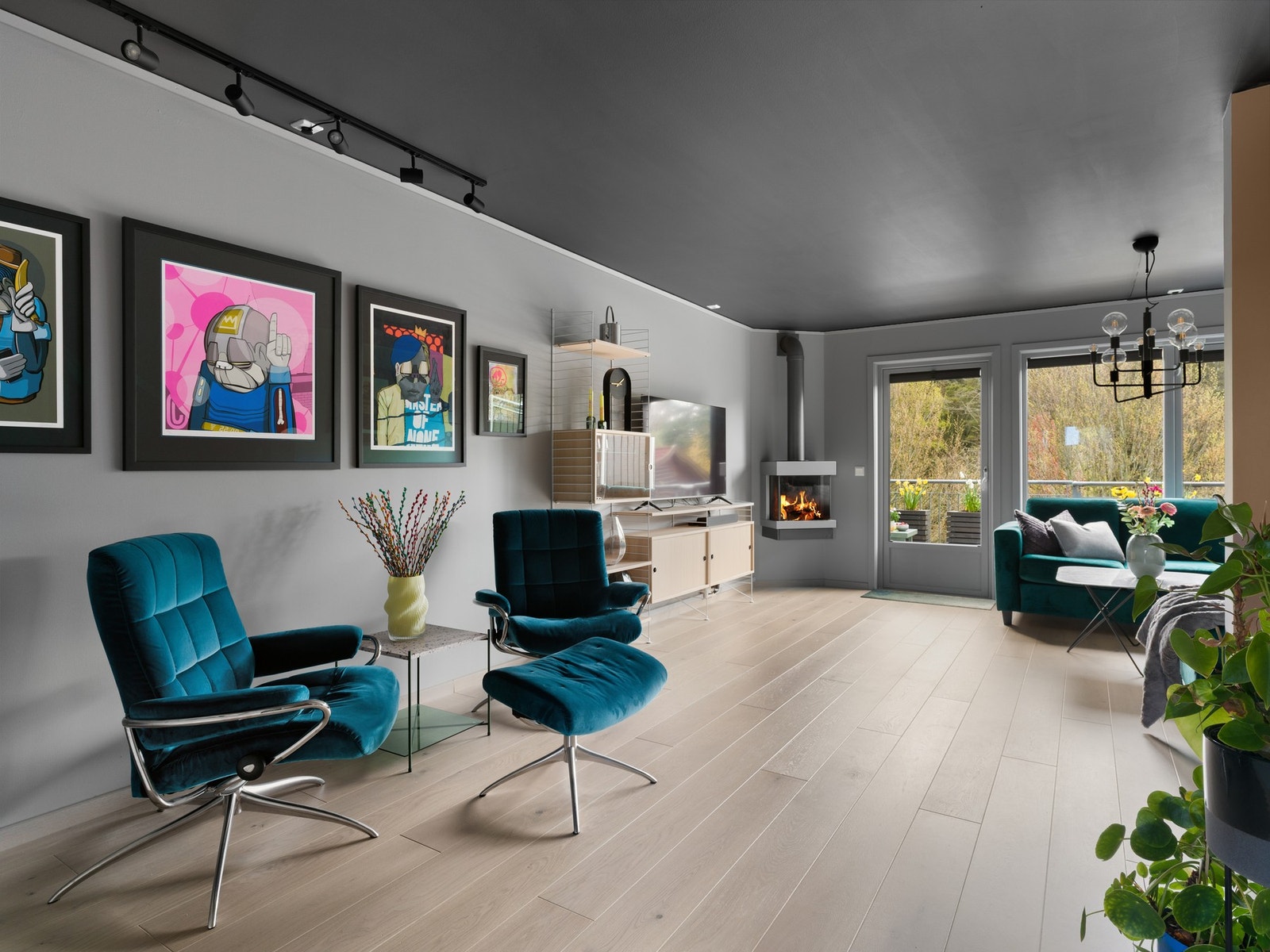 Stuen har en åpen og innbydende atmosfære, hvor store vindusflater slipper inn rikelig med naturlig lys. Galleribilde