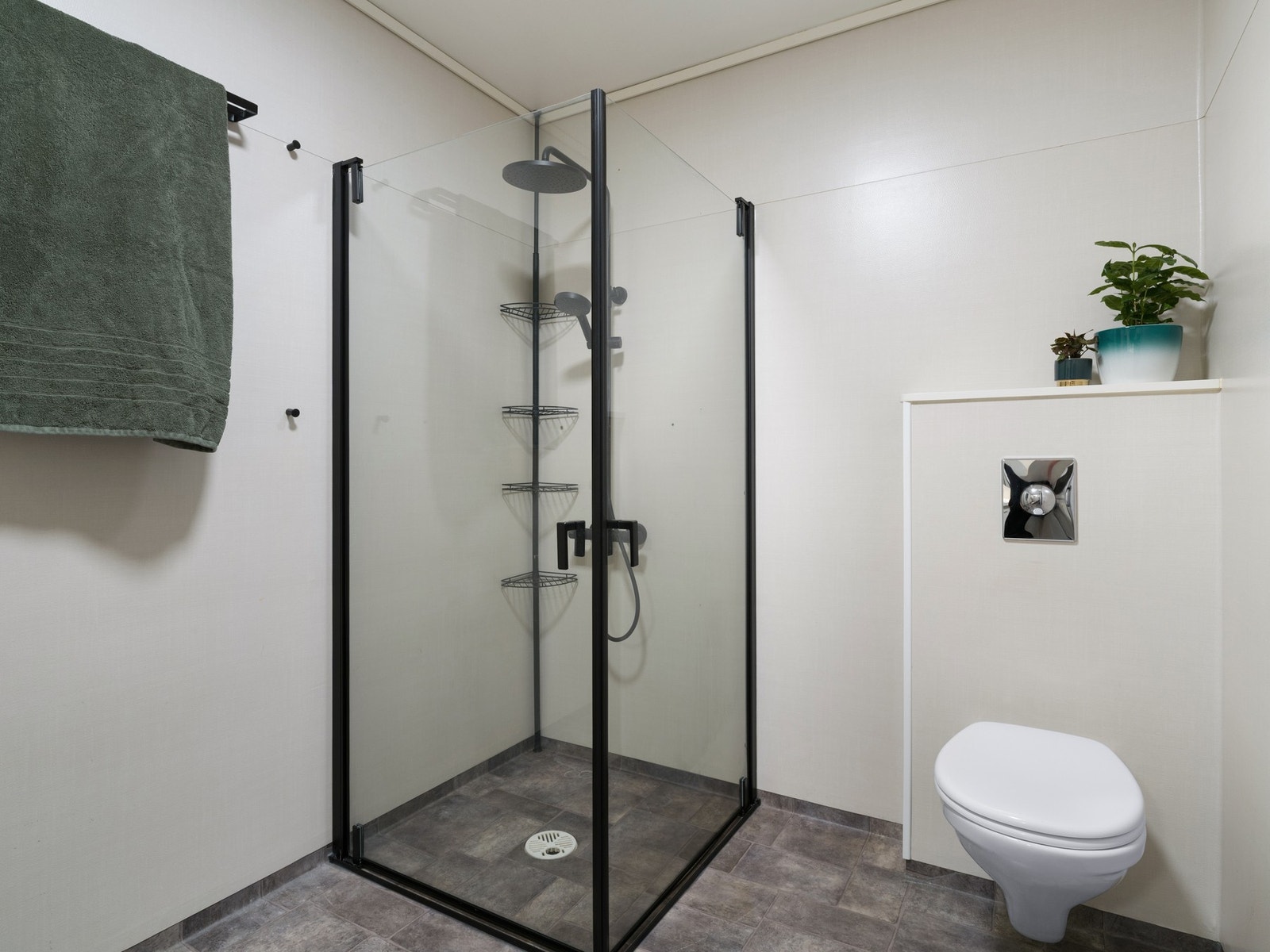 Av våtrom har boligen et bad og wc/vaskerom. Badet er plassert i boligens øverste etasje i tilknytning til soverommene. Galleribilde