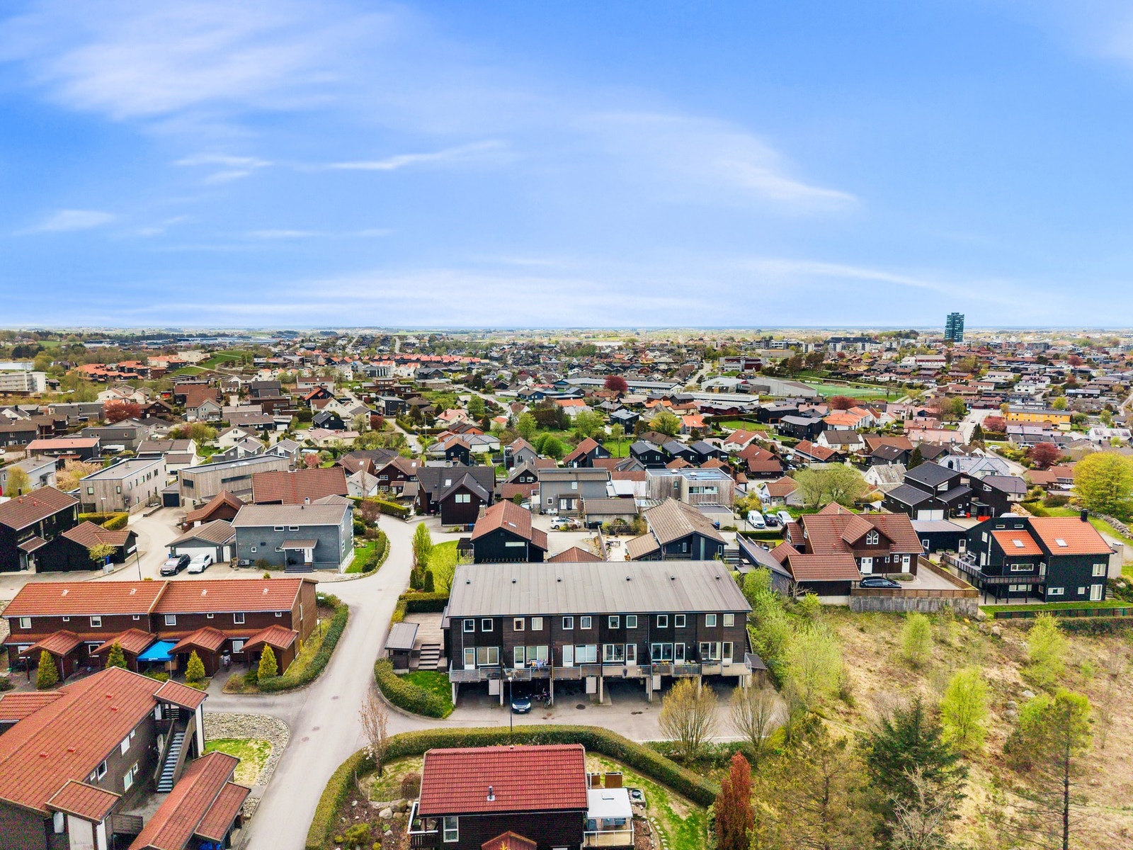 Rosseland ballklubb ligger ved kort gangavstand til eiendommen, i tillegg til Bryne fotballklubb holder til ved Bryne stadion. Videre er det tilgang til tennisklubb, taekwon-do klubb, karateklubb, svømmeklubb og håndballag. For golfentusiaster kan Jæren g Galleribilde