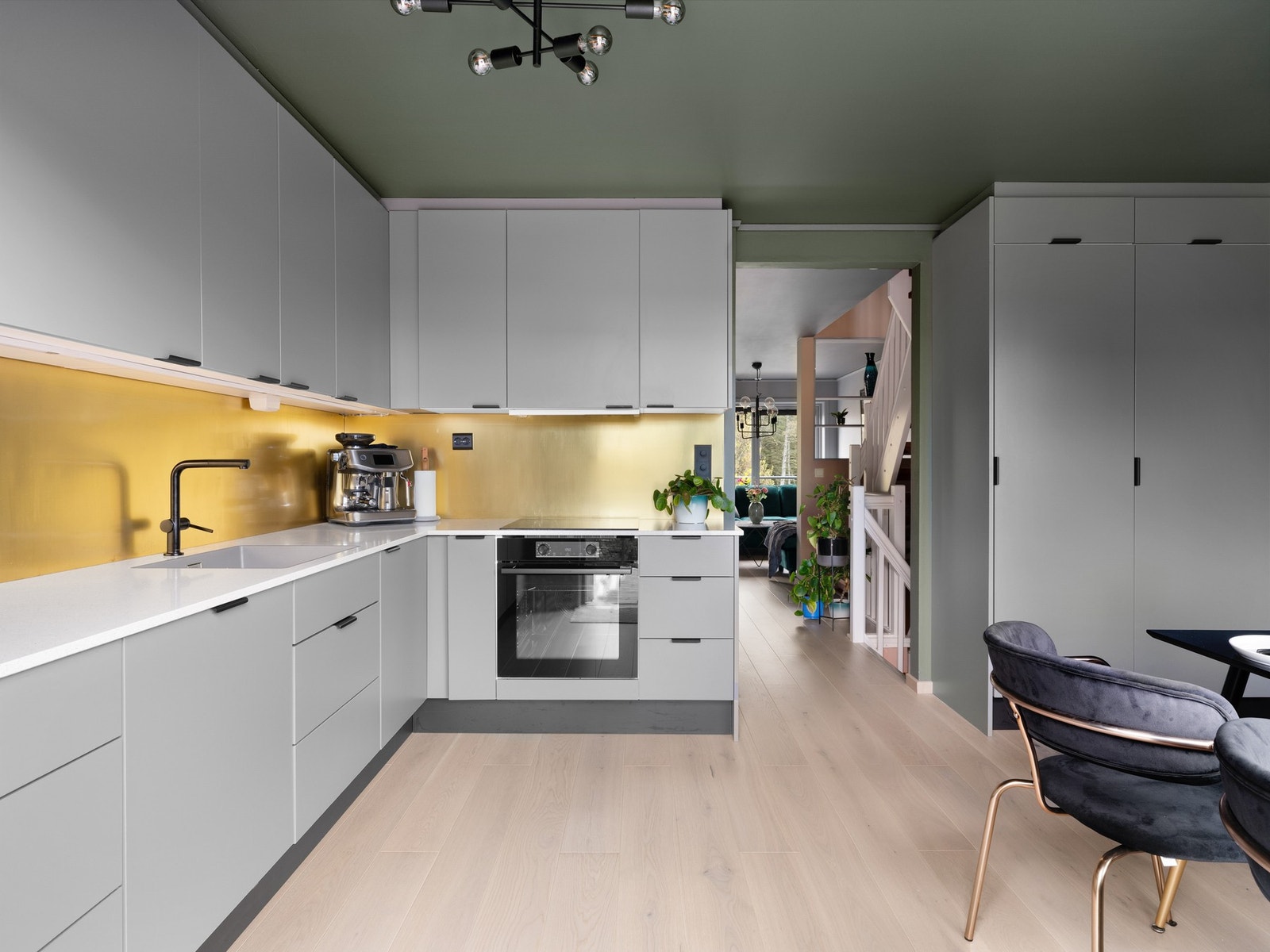 Dette gir en åpen og sosial planløsning, perfekt for samvær og middager i hyggelige omgivelser. Galleribilde