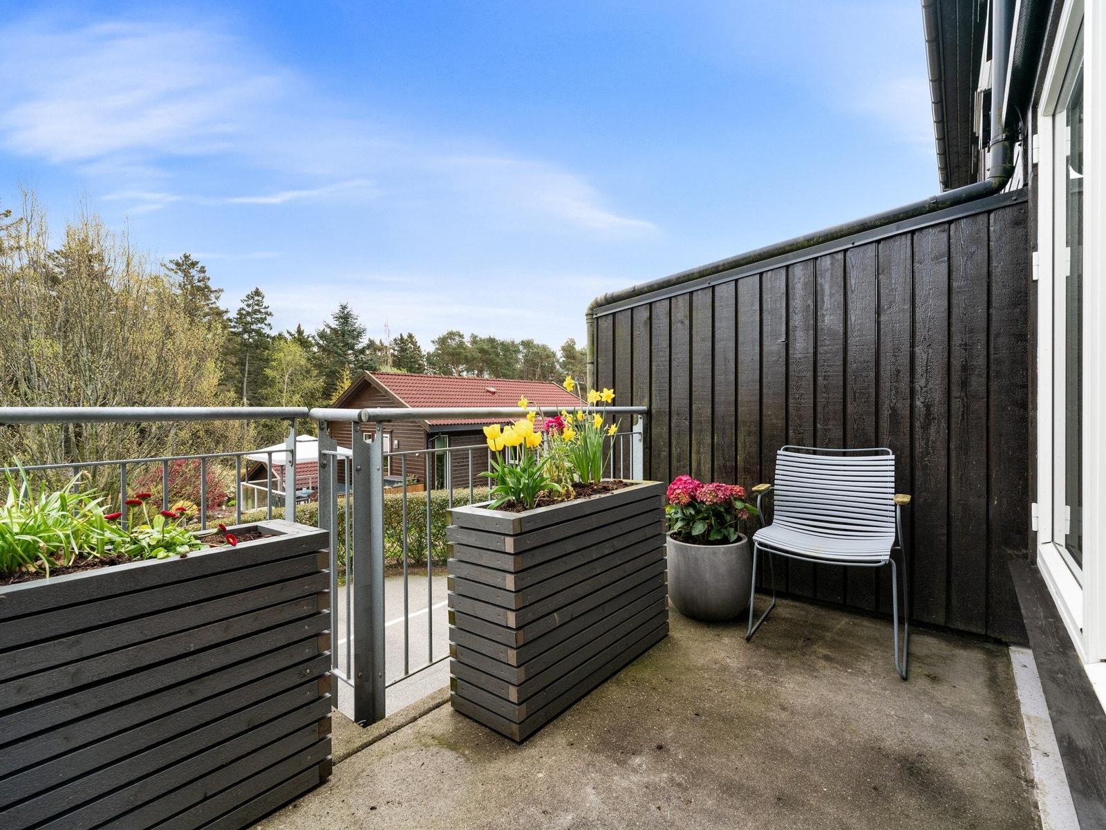 Fra stuen er det utgang til en balkong hvor en kan nyte morgensolen. Galleribilde
