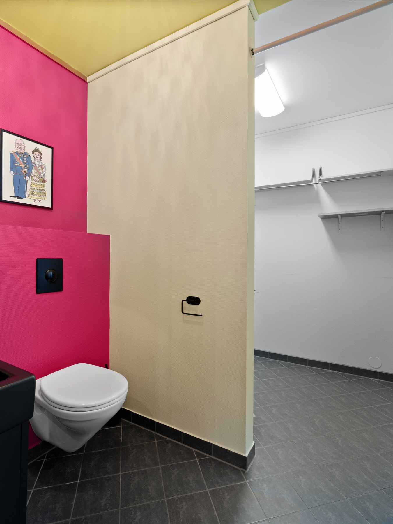 Wc/vaskerommet har flislagt gulv med gulvvarme og malte overflater på vegger. Rommet er utstyrt med en servant, innebygget klosett og opplegg for vaskemaskin. Fra vaskerom er det også tilgang til ei praktisk bod. Galleribilde