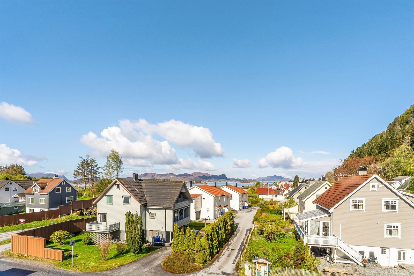 Eiendommen er beliggende i Reitengrenda i Osbergvegen, i utkanten av Ulsteinvik sentrum. Galleribilde