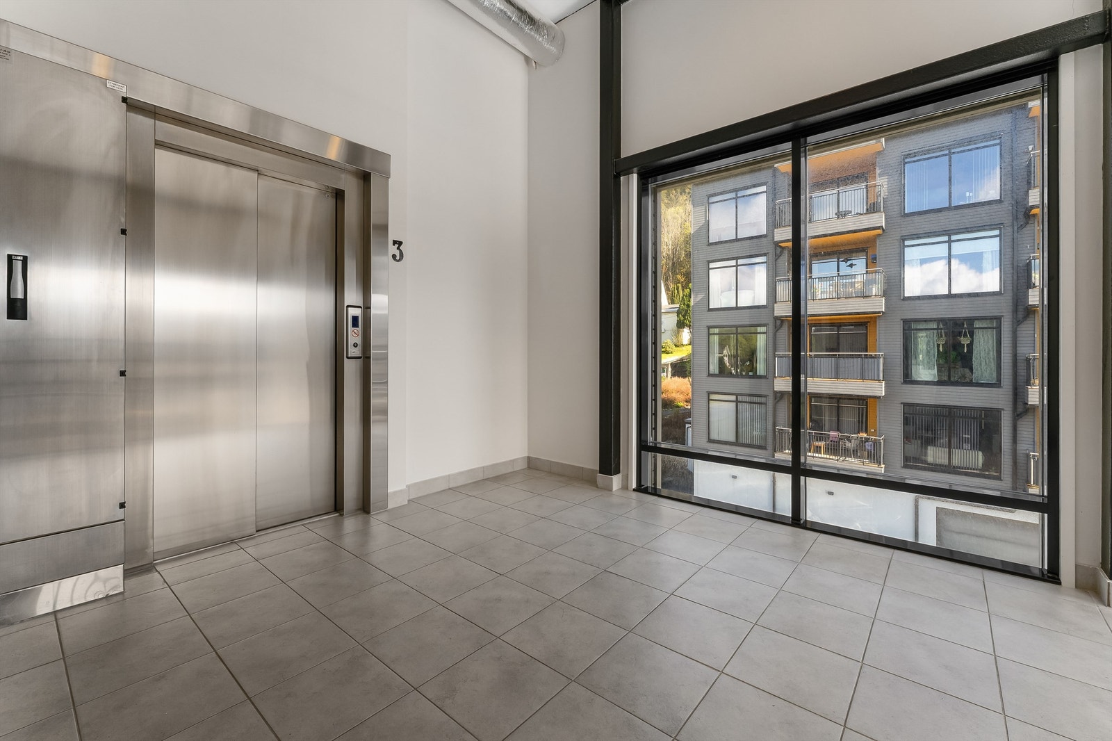 Tilkomst til seksjonen via korridor/gang, og via felles innvendig trappeoppgang og heis. Galleribilde
