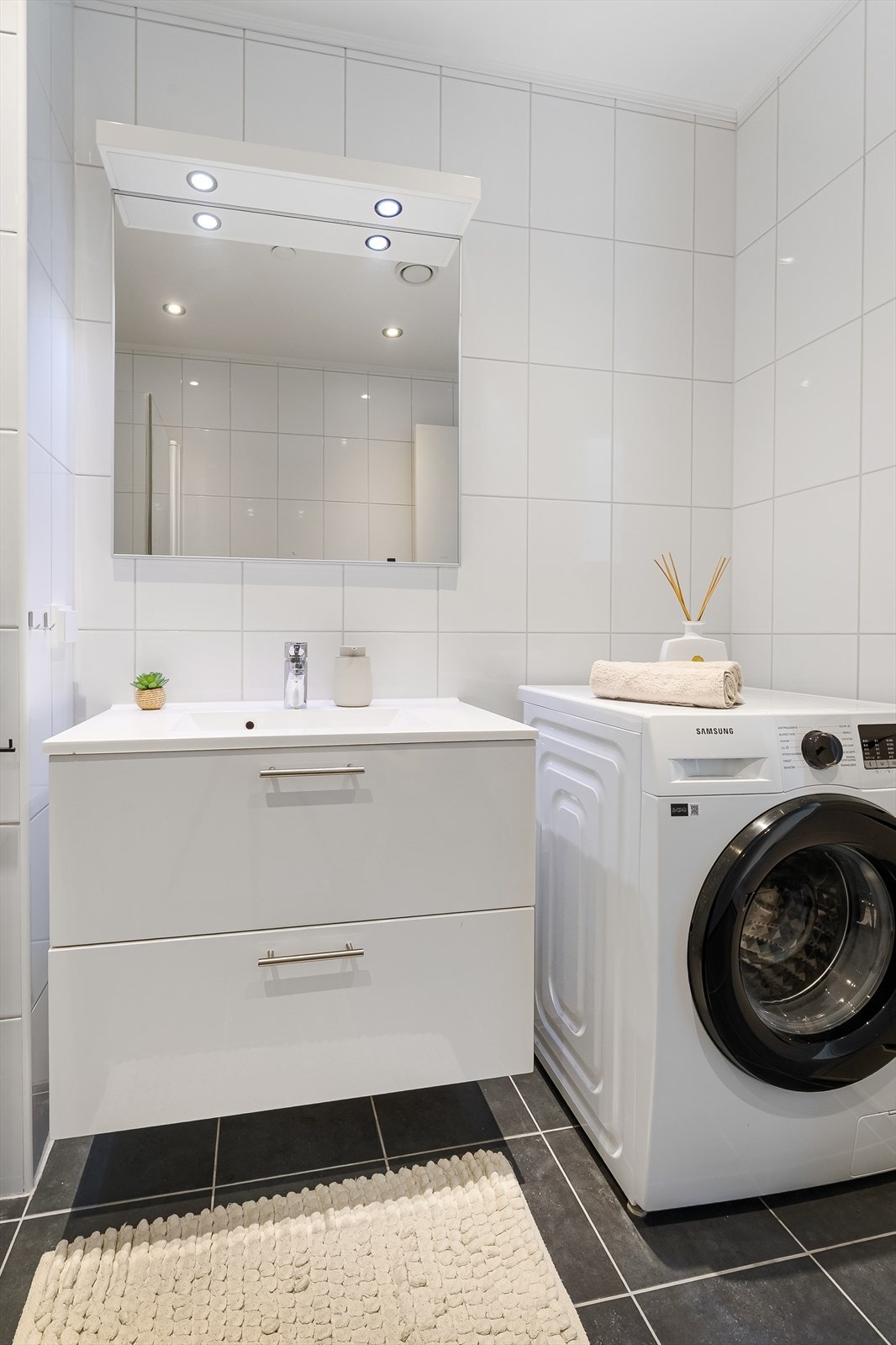 Opplegg for vaskemaskin på badet Galleribilde