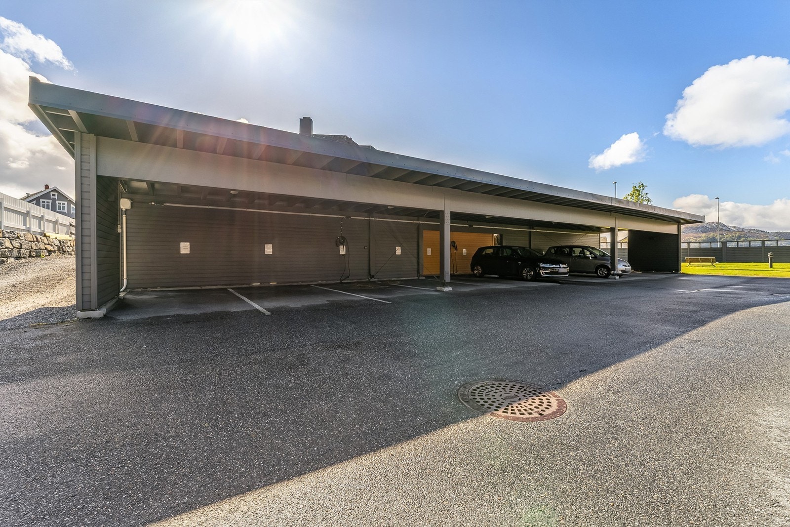 Leiligheten disponerer biloppstillingsplass i felles carportanlegg Galleribilde