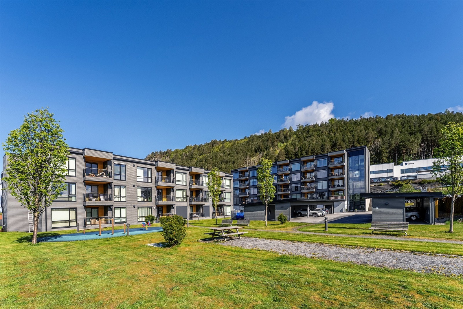 Sameiet består av totalt 44 seksjoner, fordelt på 2 boligblokker. Det er felles carportanlegg og frittstående boder. Galleribilde