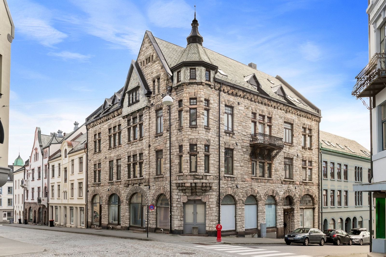 Toppleilighet over to plan i flott og sentrumsnær bygård Galleribilde