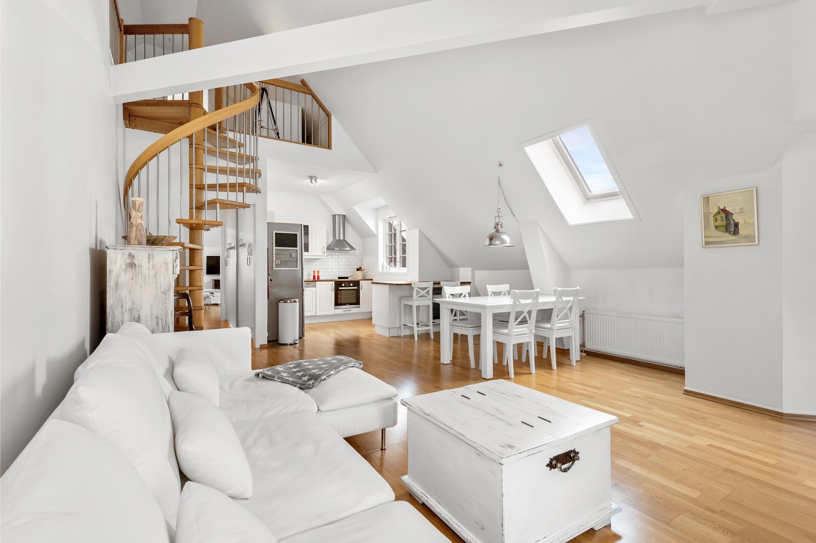 Her er det god plass til både spise- og sittegruppe. Galleribilde