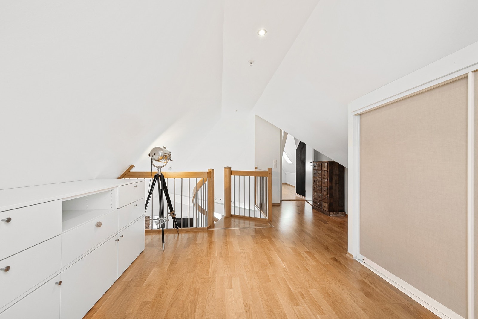 Romslig gang med skyvedørsgarderobe. Galleribilde